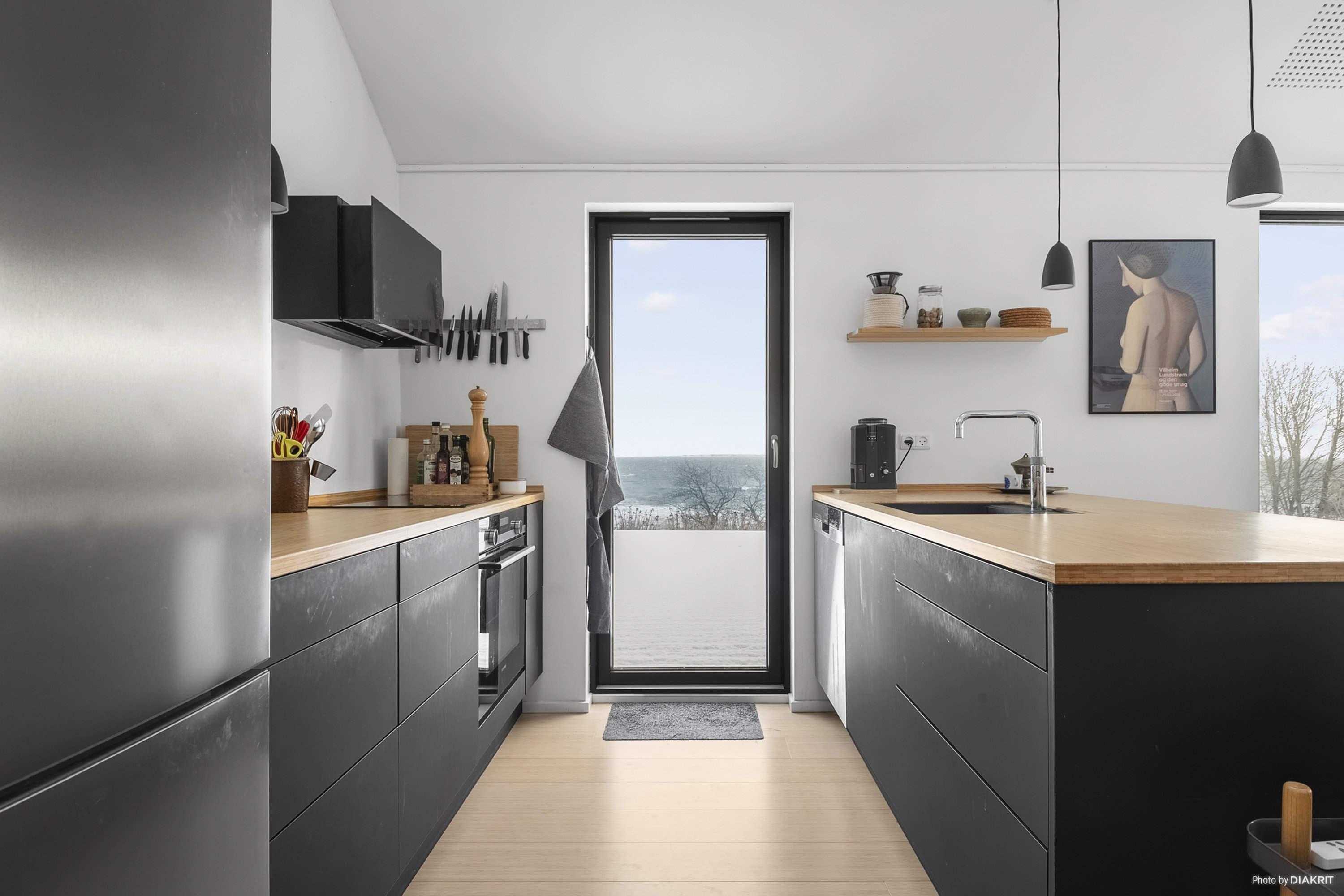 Fremhævet køkken billede i fuldskærmstilstand. Billede af Kystvejen 102, Rude Strand, 8300 Odder