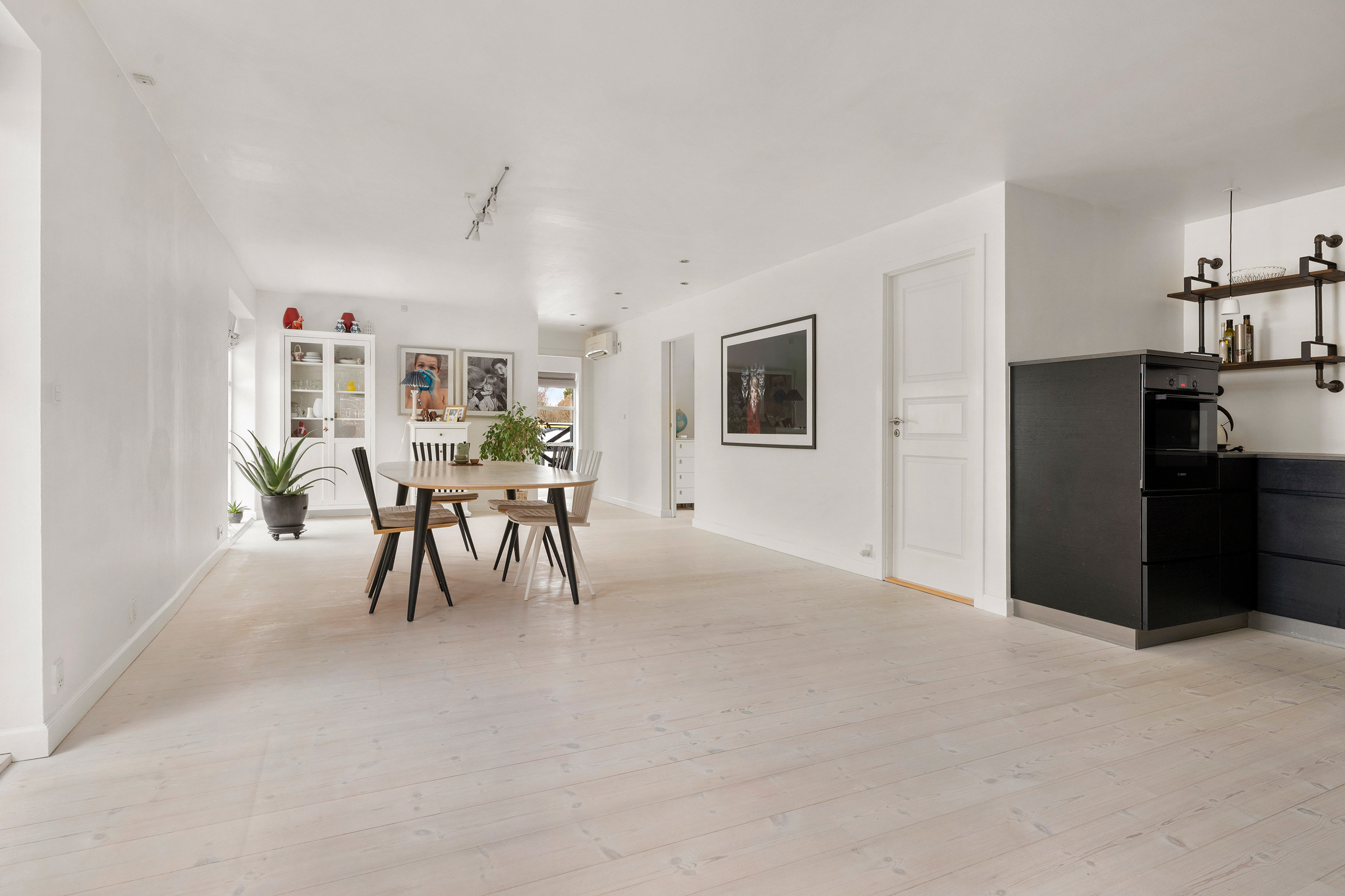 Fremhævet spisestue billede i fuldskærmstilstand. Billede af Stakkeledet 3, 2970 Hørsholm