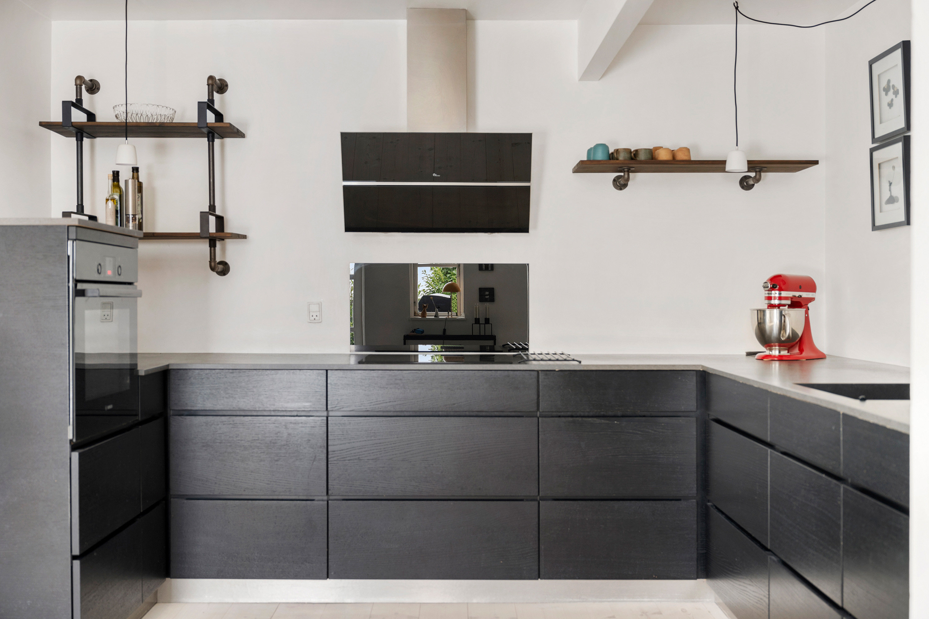 Fremhævet køkken billede i fuldskærmstilstand. Billede af Stakkeledet 3, 2970 Hørsholm