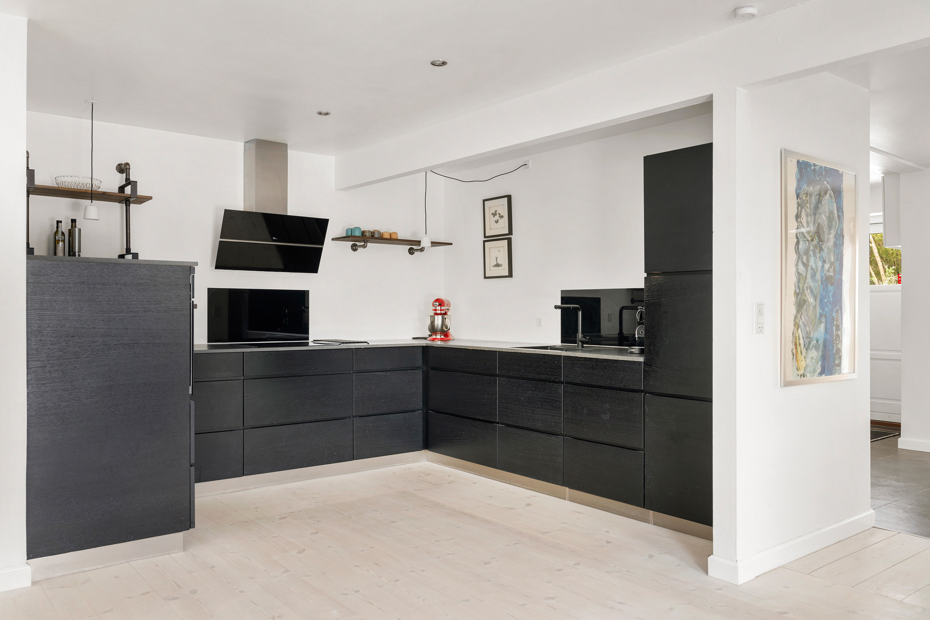 Fremhævet køkken billede i fuldskærmstilstand. Billede af Stakkeledet 3, 2970 Hørsholm