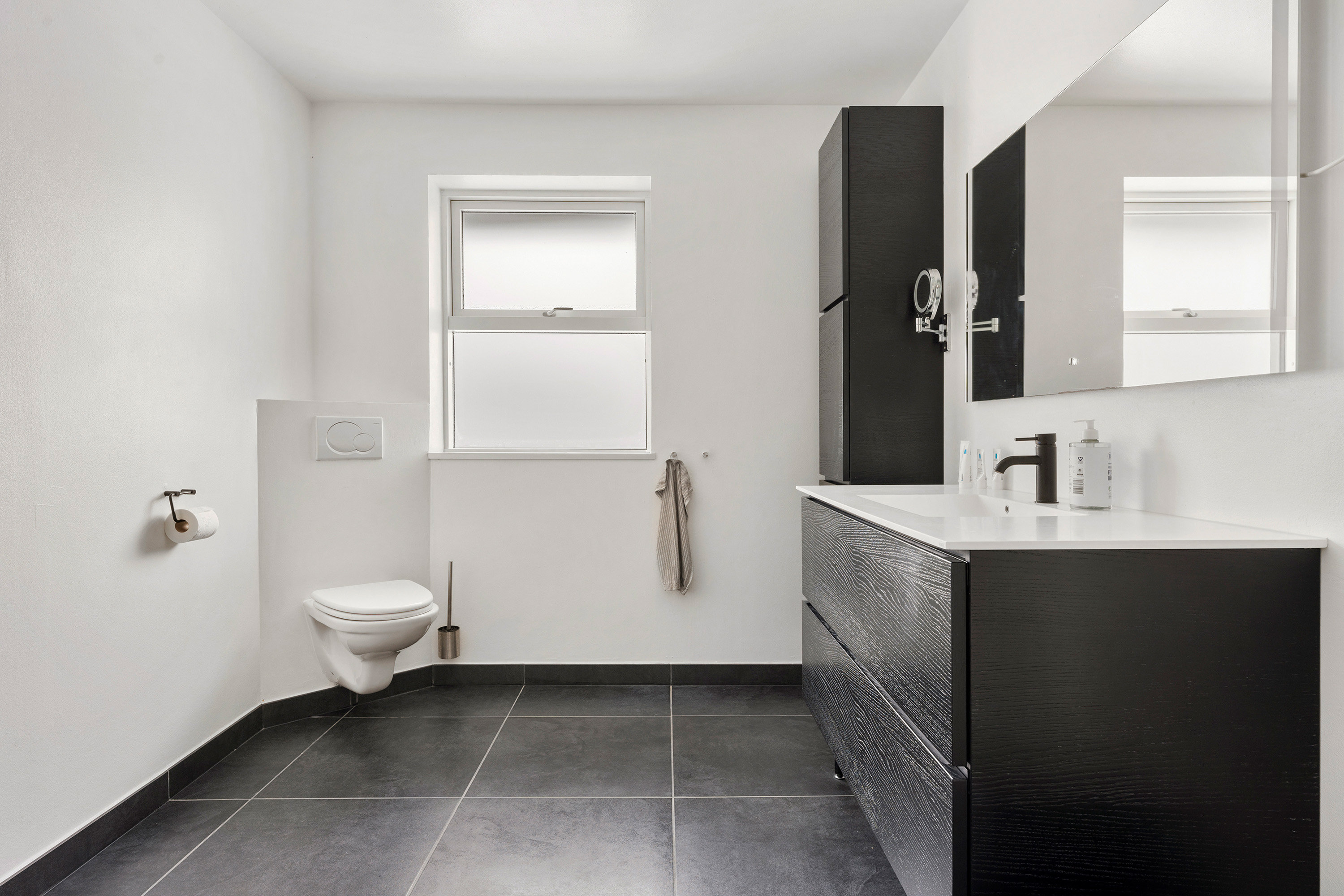 Fremhævet badeværelse billede i fuldskærmstilstand. Billede af Stakkeledet 3, 2970 Hørsholm