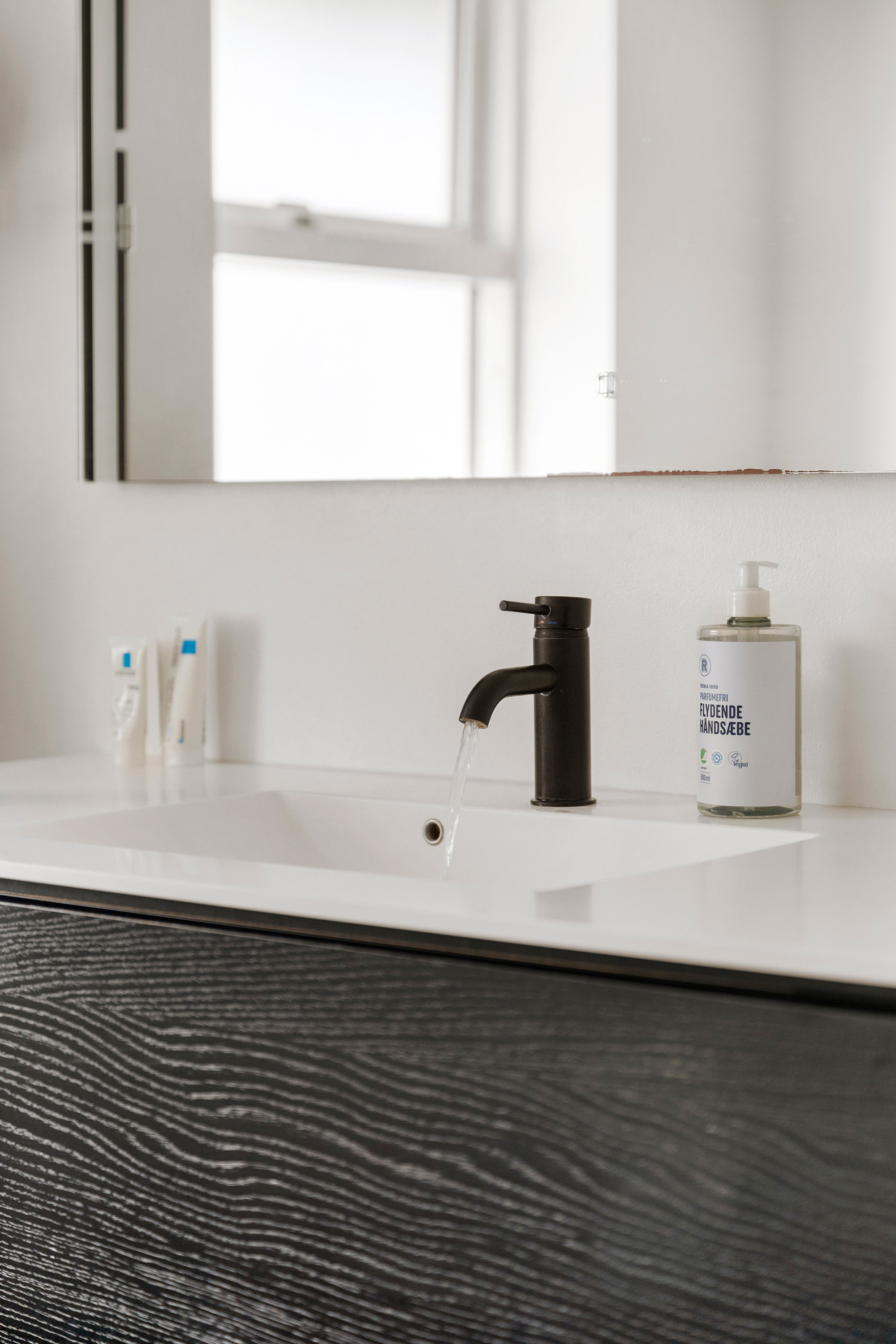 Fremhævet badeværelse billede i fuldskærmstilstand. Billede af Stakkeledet 3, 2970 Hørsholm