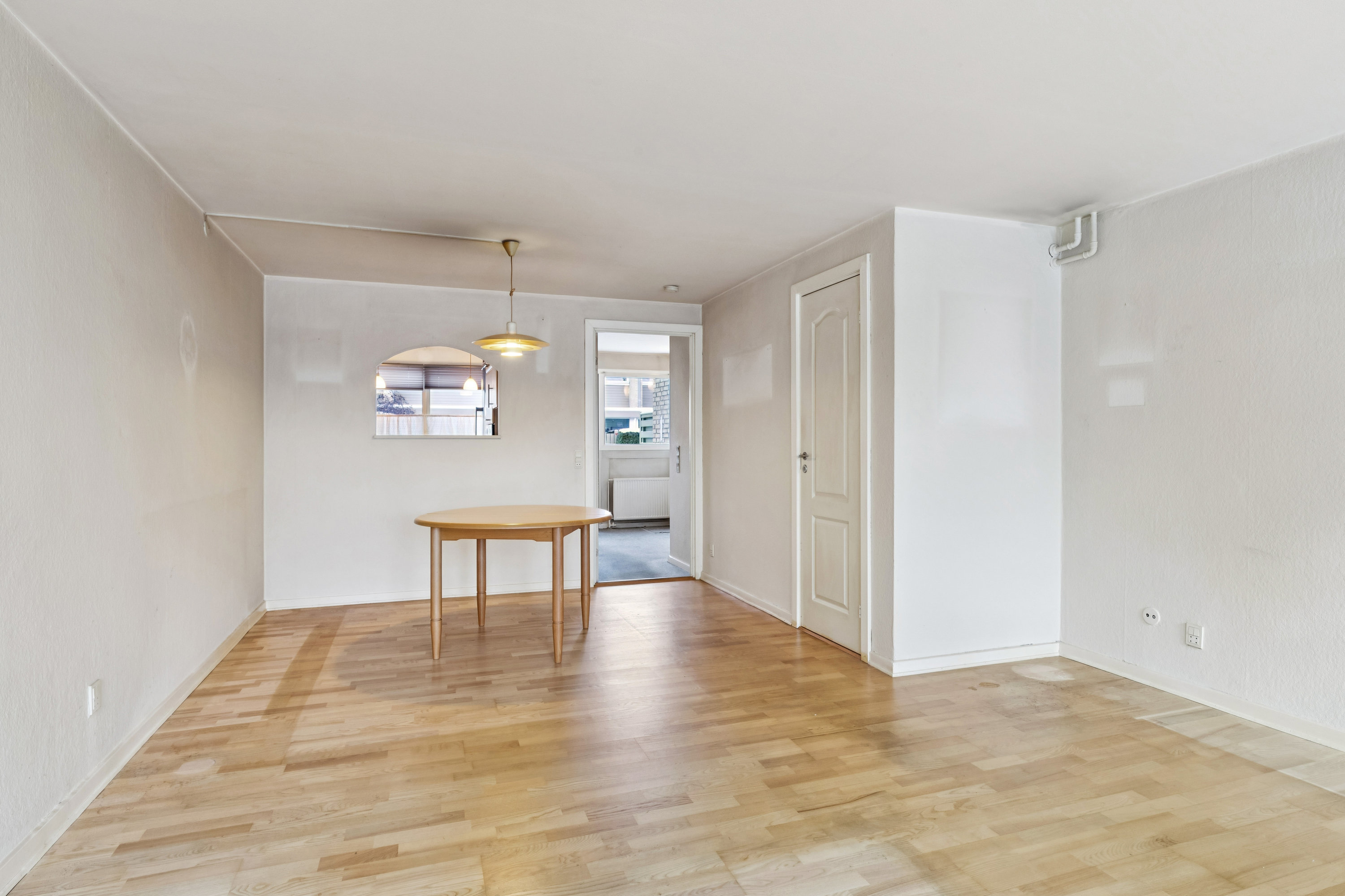 Fremhævet stue billede i fuldskærmstilstand. Billede af Rønnevangshusene 238, 2630 Taastrup