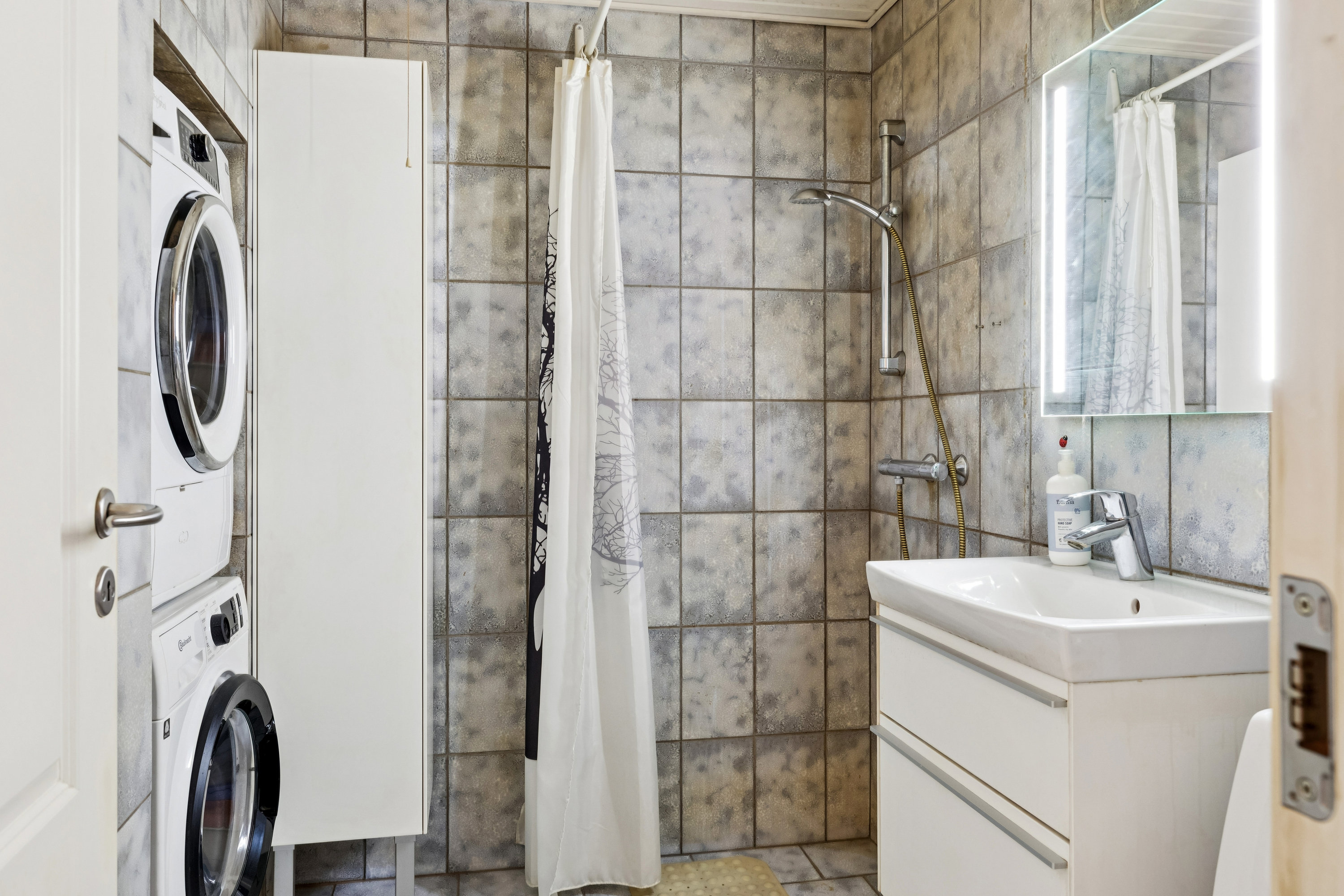 Fremhævet badeværelse billede i fuldskærmstilstand. Billede af Rønnevangshusene 238, 2630 Taastrup