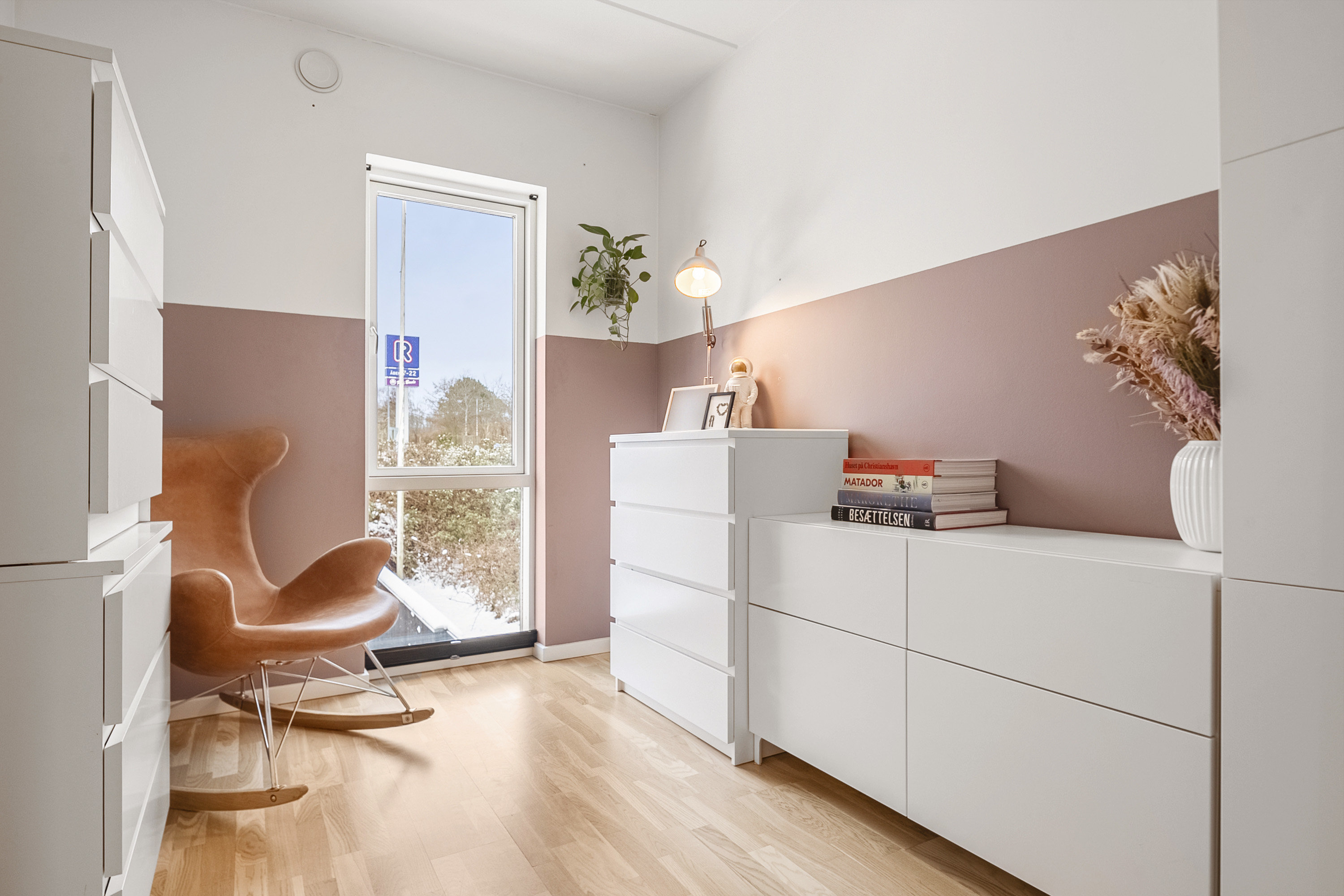 Fremhævet stue billede i fuldskærmstilstand. Billede af Elmetoften 1C, 8361 Hasselager