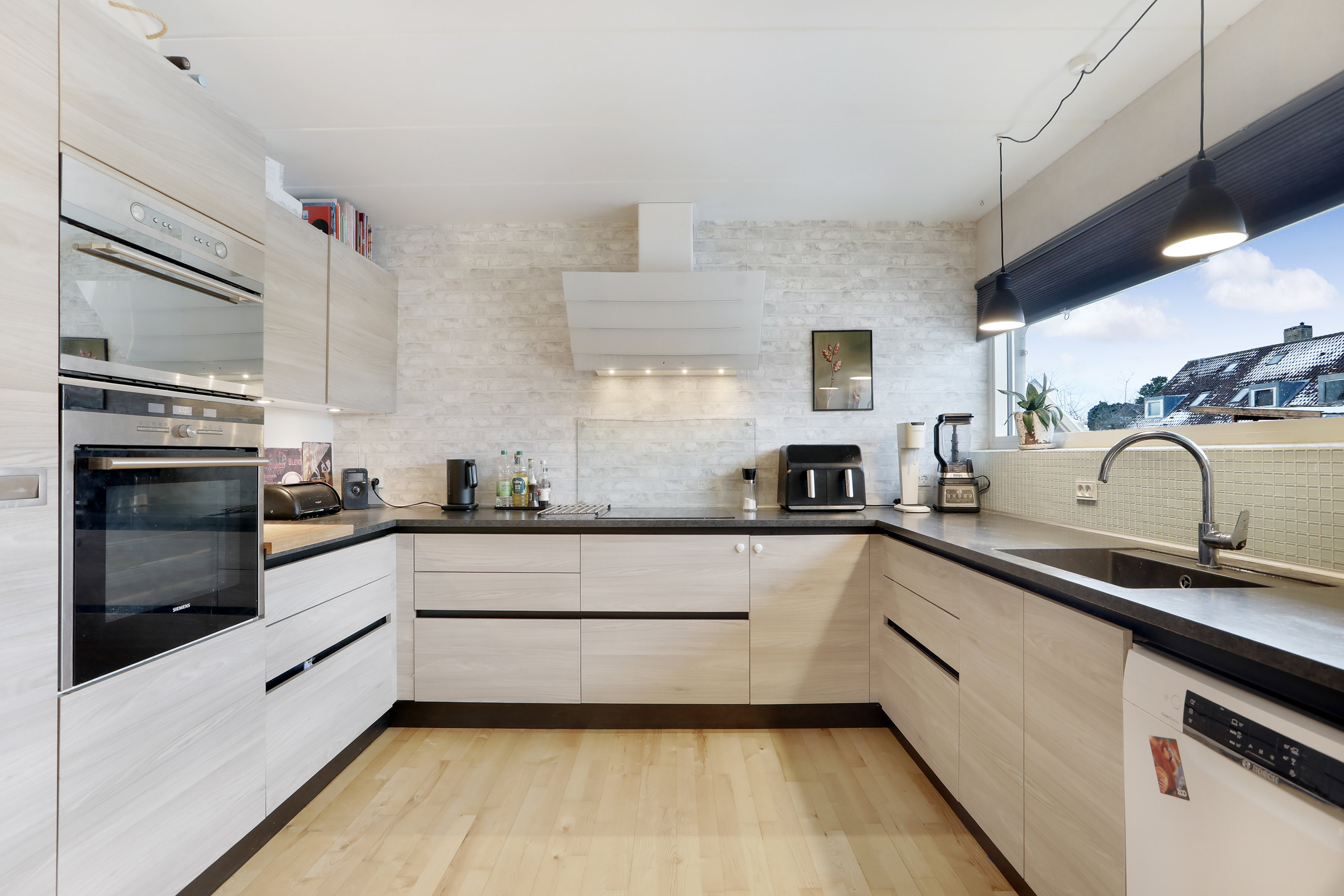 Fremhævet køkken billede i fuldskærmstilstand. Billede af Bøgesvinget 42, 2740 Skovlunde