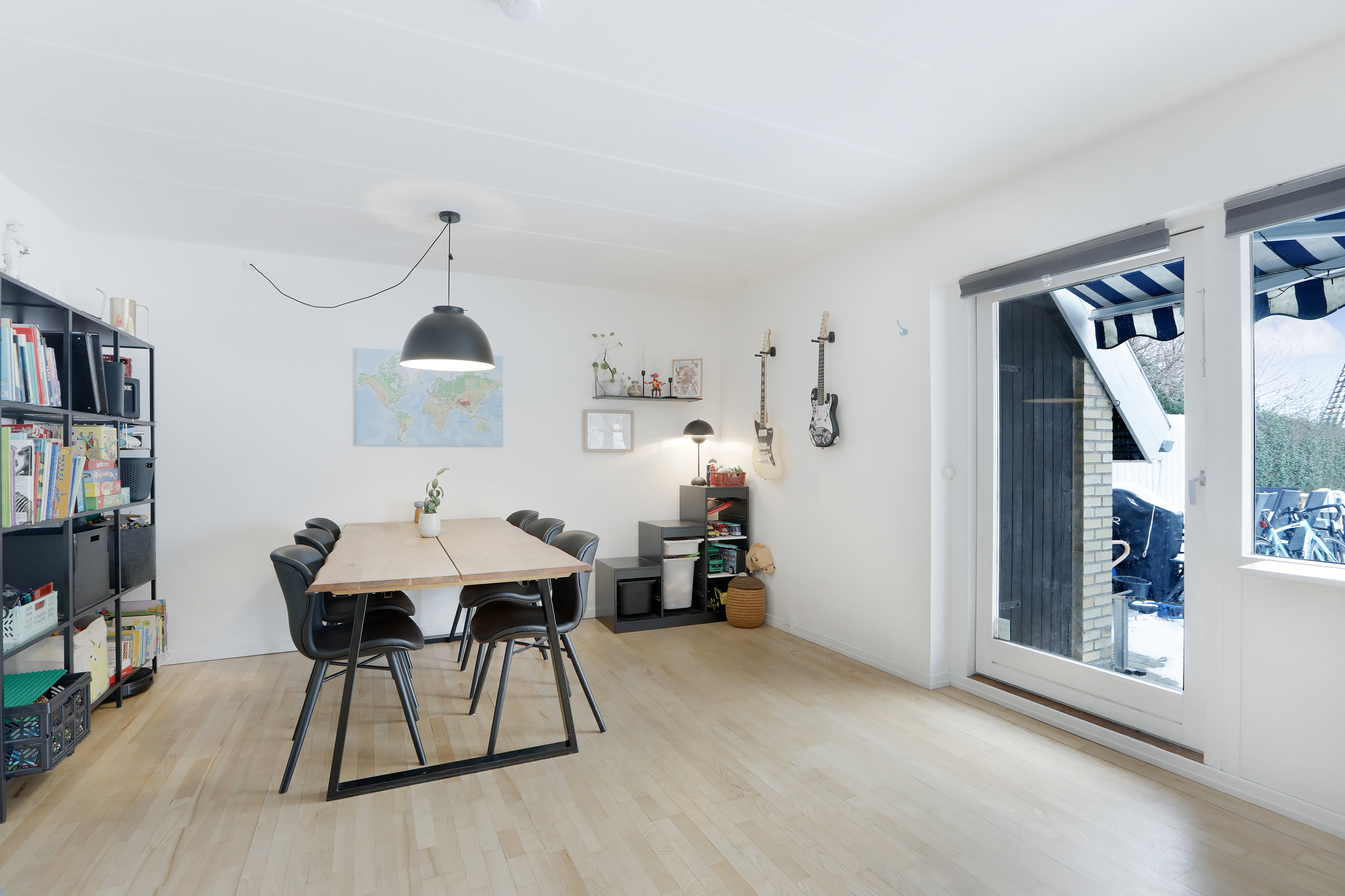 Fremhævet stue billede i fuldskærmstilstand. Billede af Bøgesvinget 42, 2740 Skovlunde