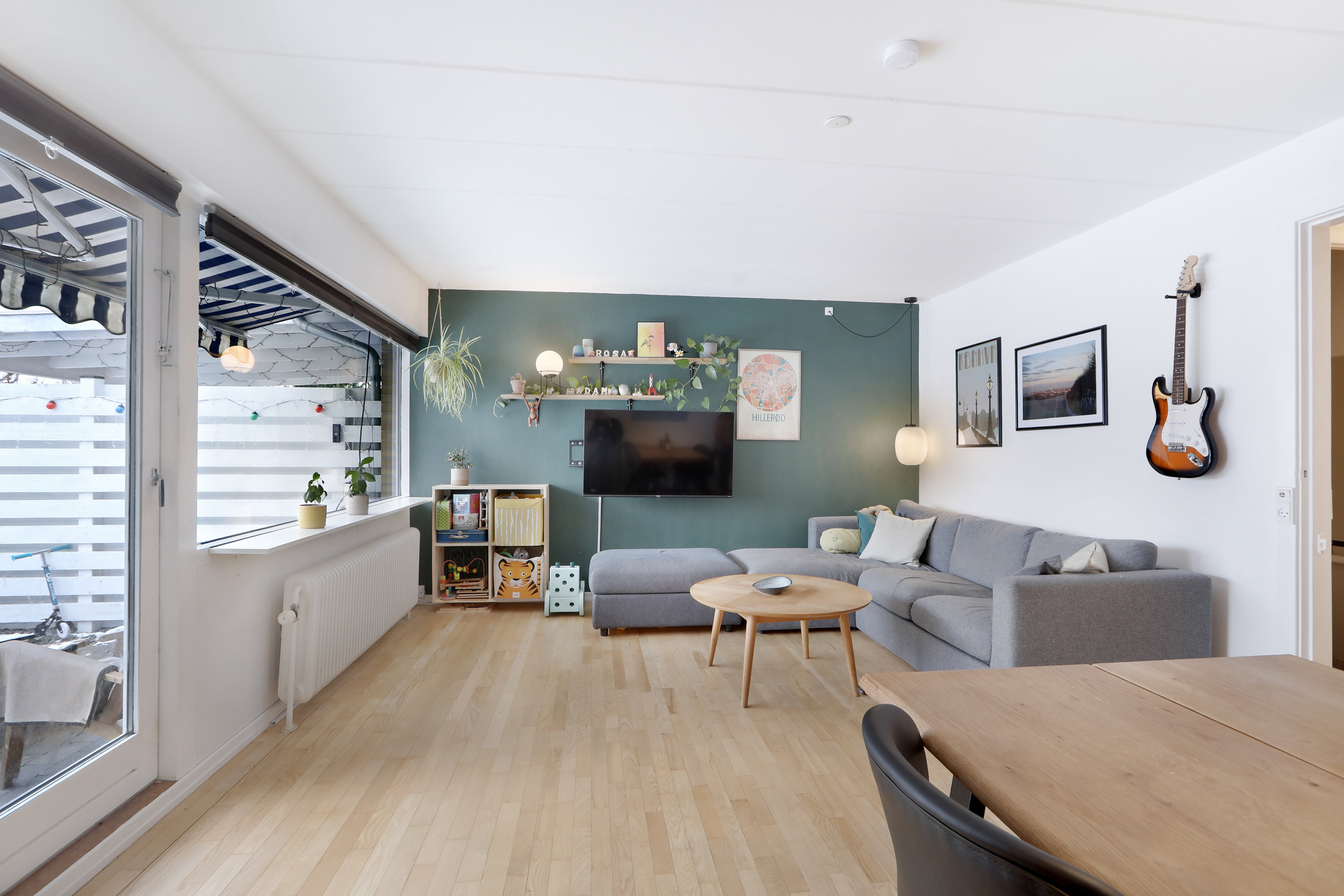 Fremhævet stue billede i fuldskærmstilstand. Billede af Bøgesvinget 42, 2740 Skovlunde