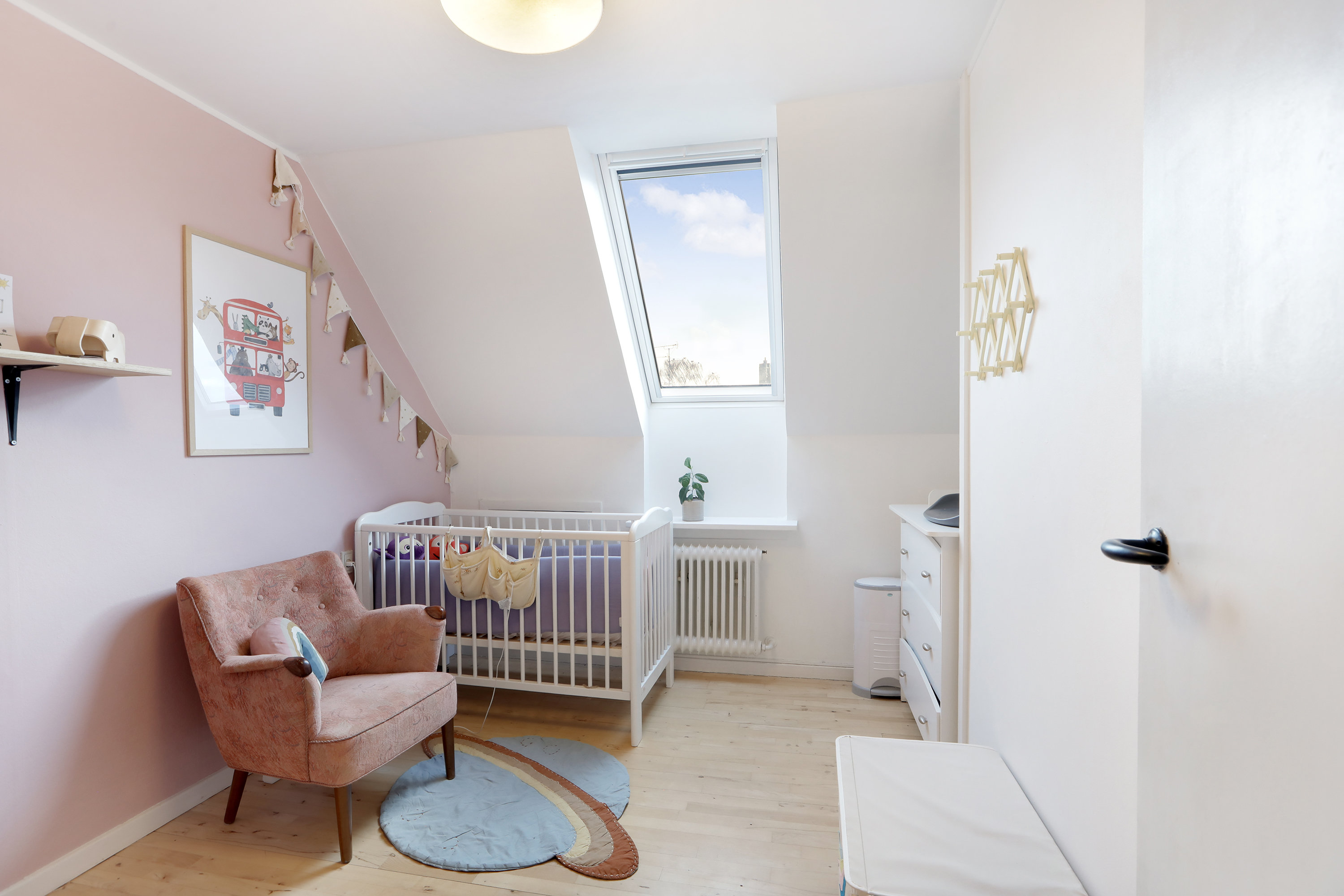 Fremhævet værelse billede i fuldskærmstilstand. Billede af Bøgesvinget 42, 2740 Skovlunde