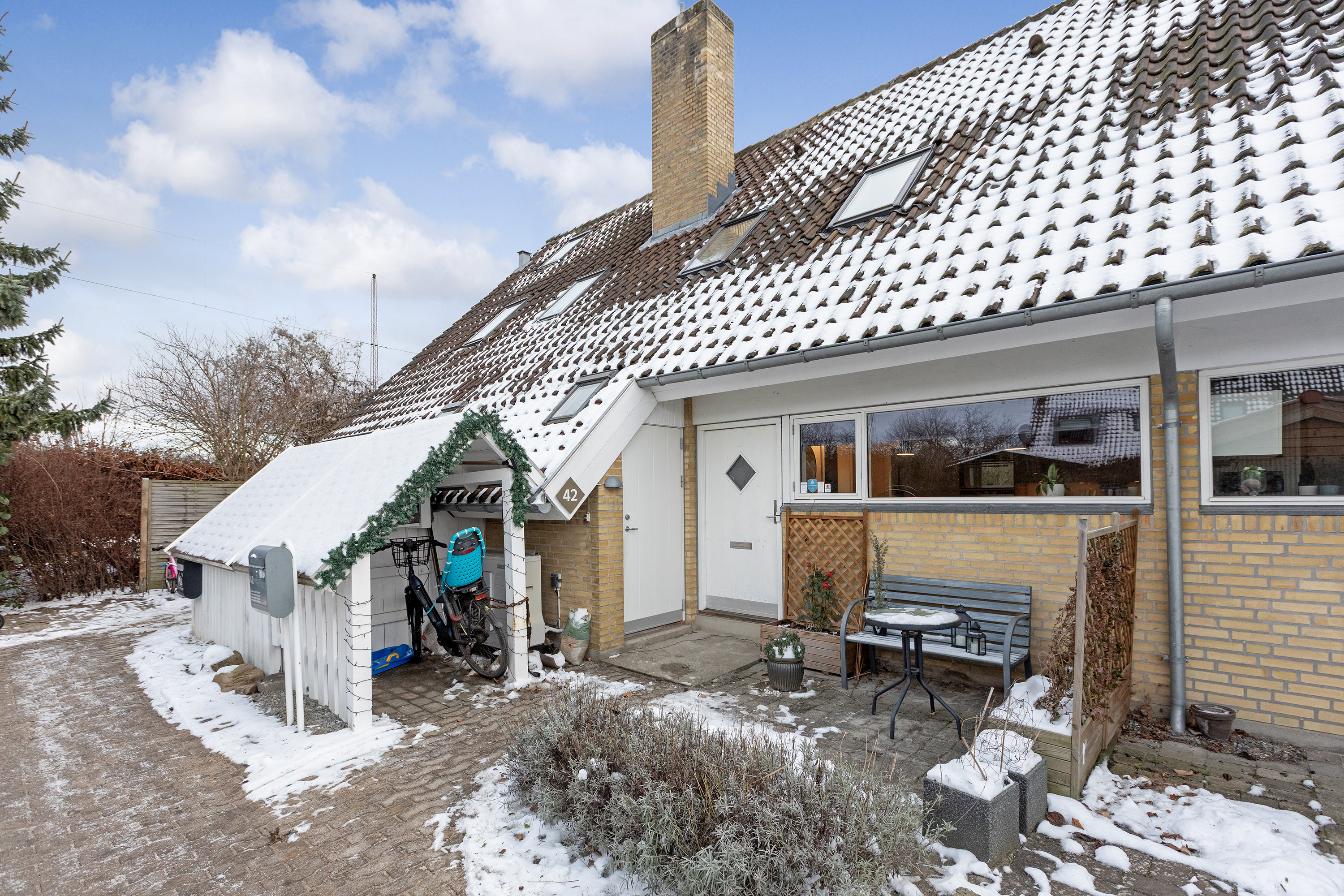 Miniaturebillede 1: set fra vejen. Billede af Bøgesvinget 42, 2740 Skovlunde