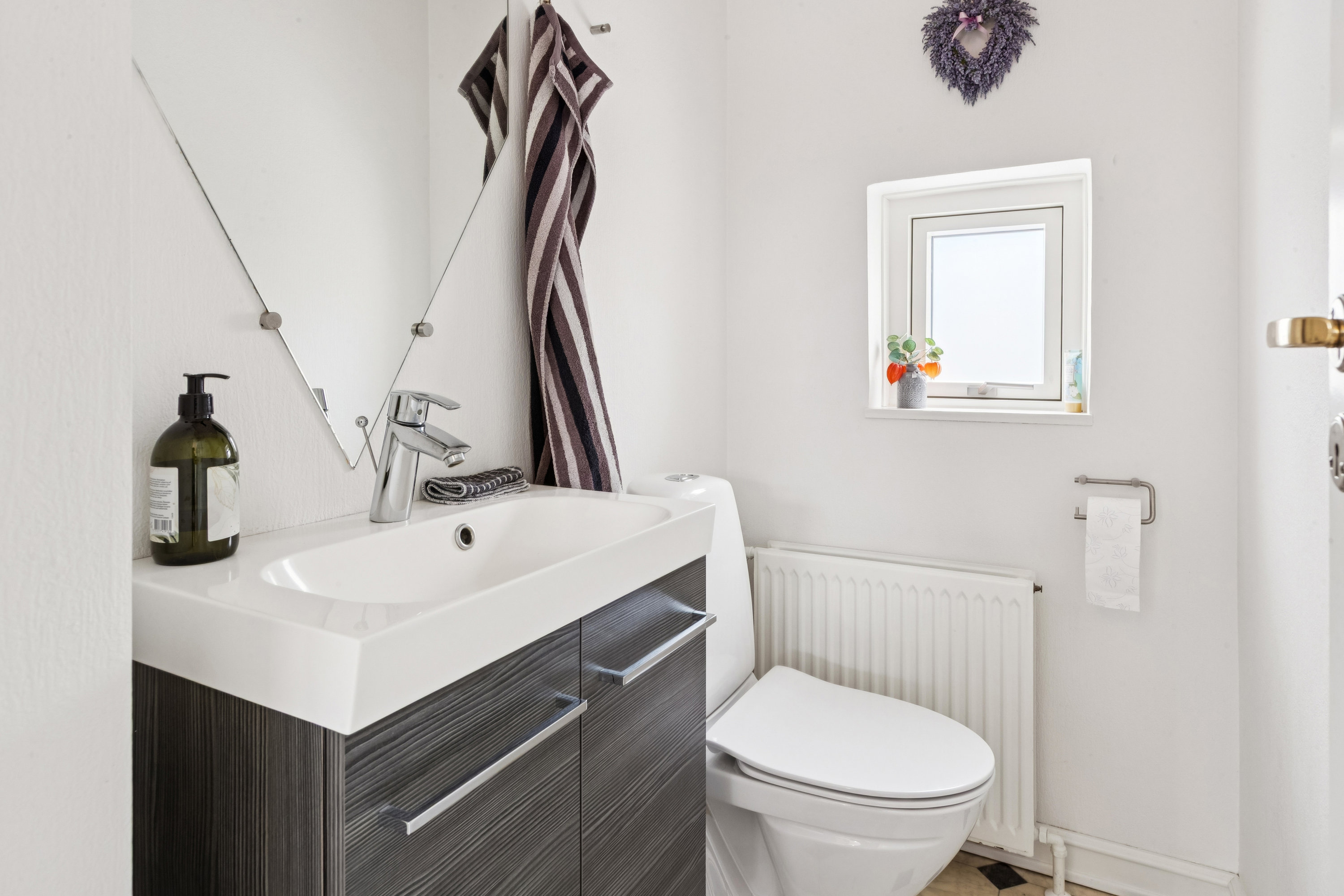 Fremhævet badeværelse billede i fuldskærmstilstand. Billede af Skolevej 4, 4470 Svebølle