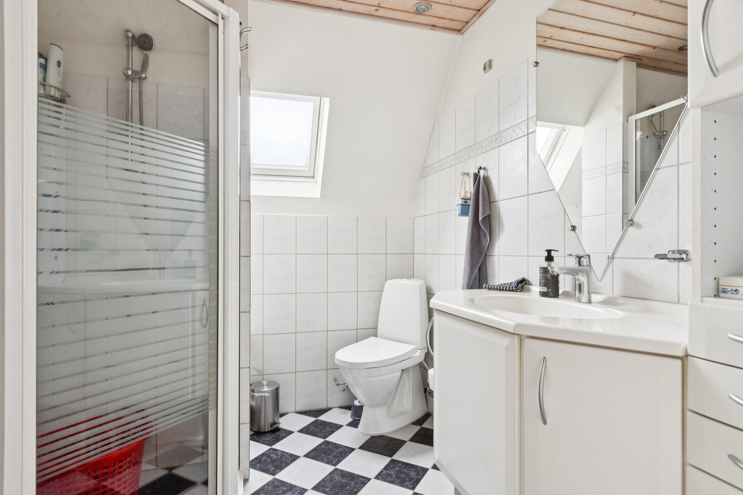 Fremhævet badeværelse billede i fuldskærmstilstand. Billede af Skolevej 4, 4470 Svebølle