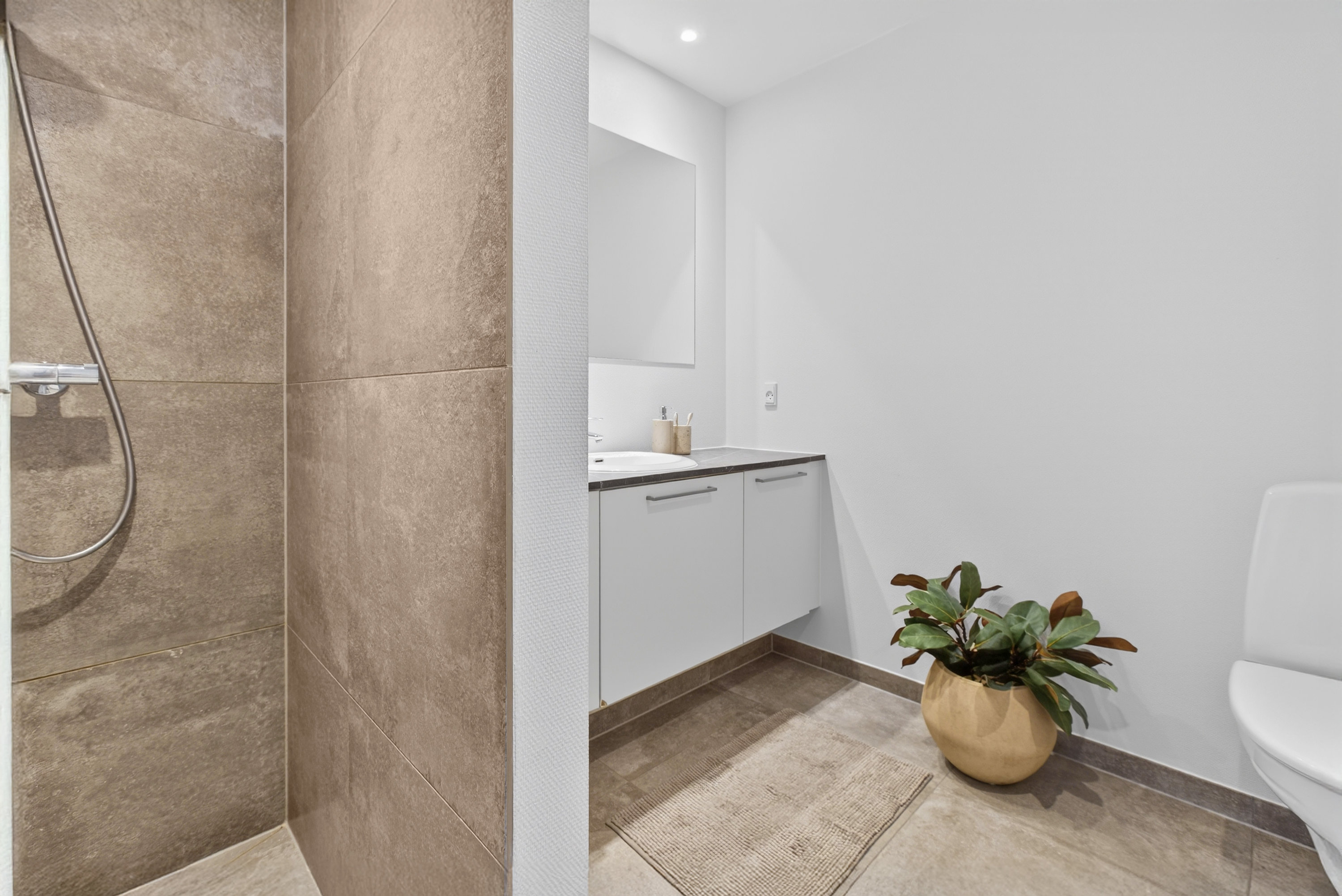 Fremhævet toilet / bad billede i fuldskærmstilstand. Billede af Atlasvænge 25D, 2750 Ballerup