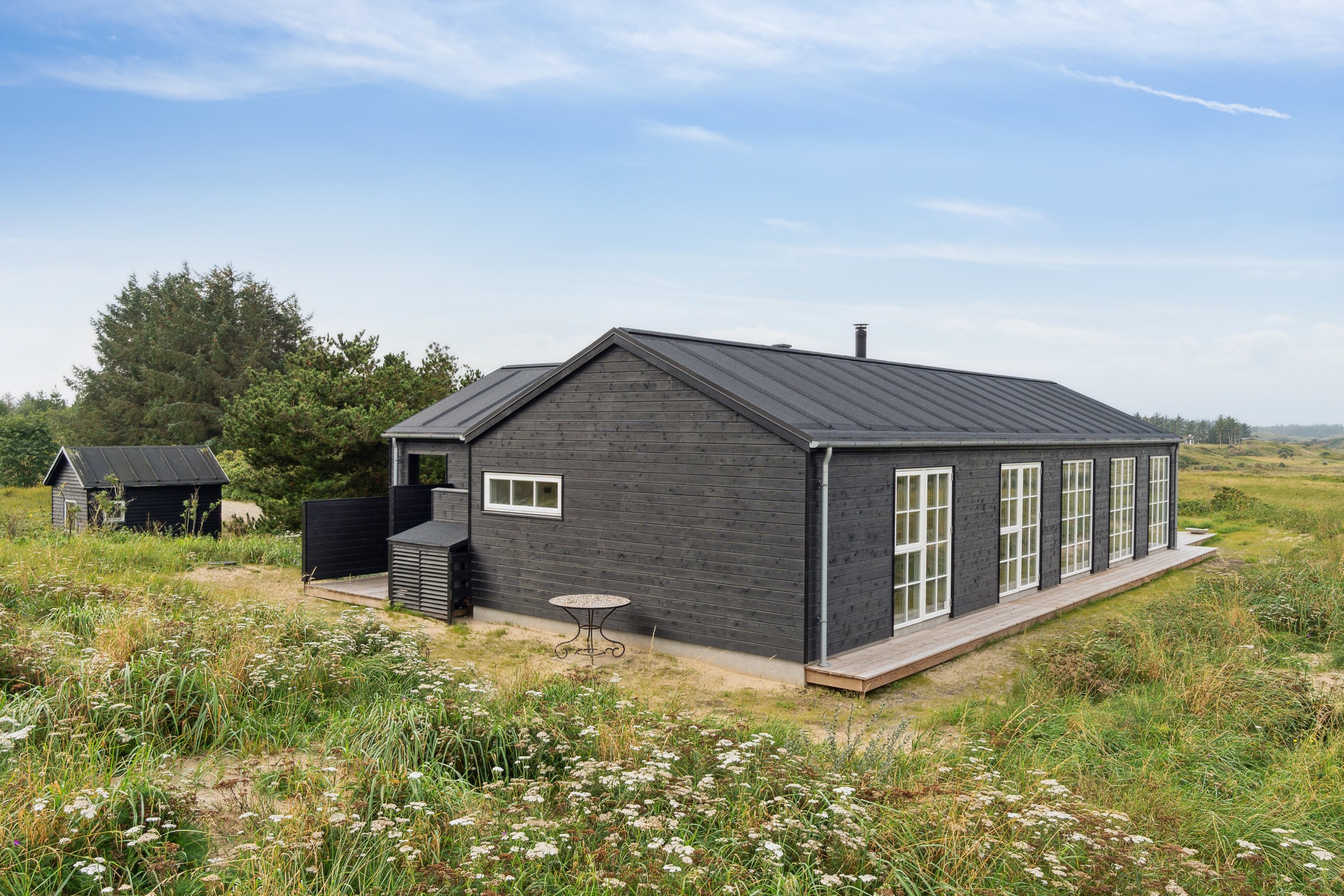 Fremhævet udendørs billede i fuldskærmstilstand. Billede af Abelvej 7, Tversted, 9881 Bindslev