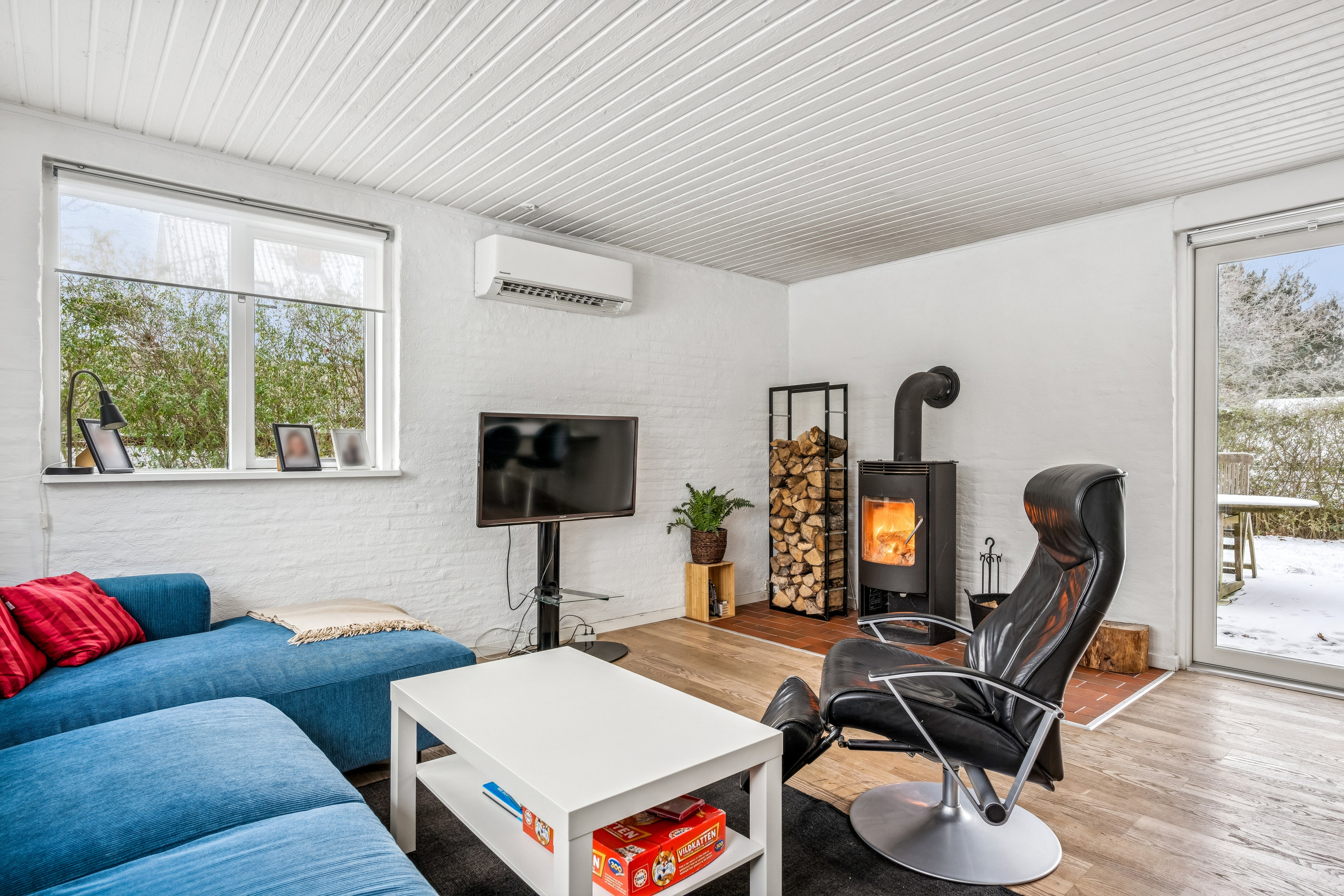 Fremhævet stue billede i fuldskærmstilstand. Billede af Skovskadevej 18, Skelhøje Plantage, 8400 Ebeltoft