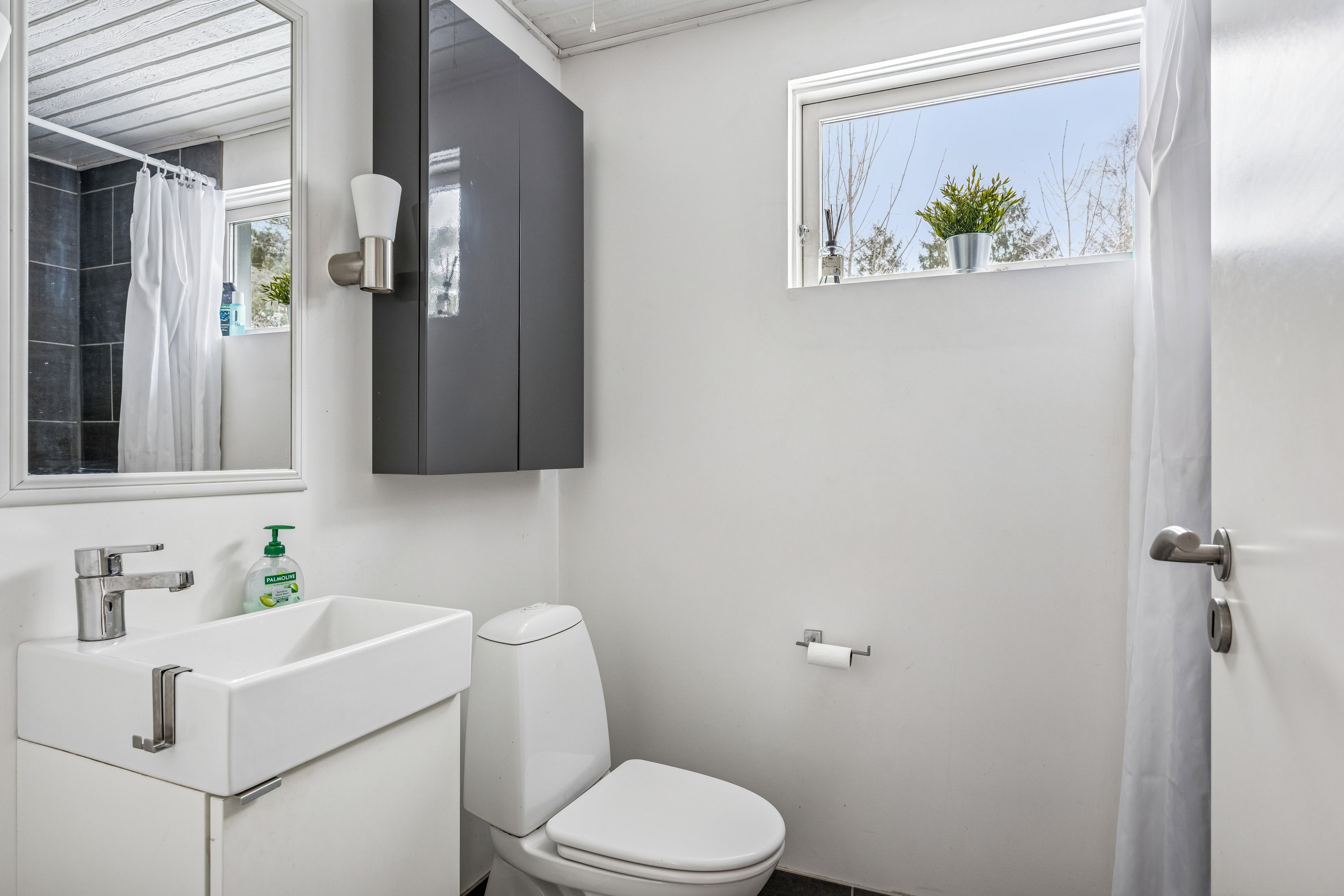 Fremhævet badeværelse billede i fuldskærmstilstand. Billede af Skovskadevej 18, Skelhøje Plantage, 8400 Ebeltoft