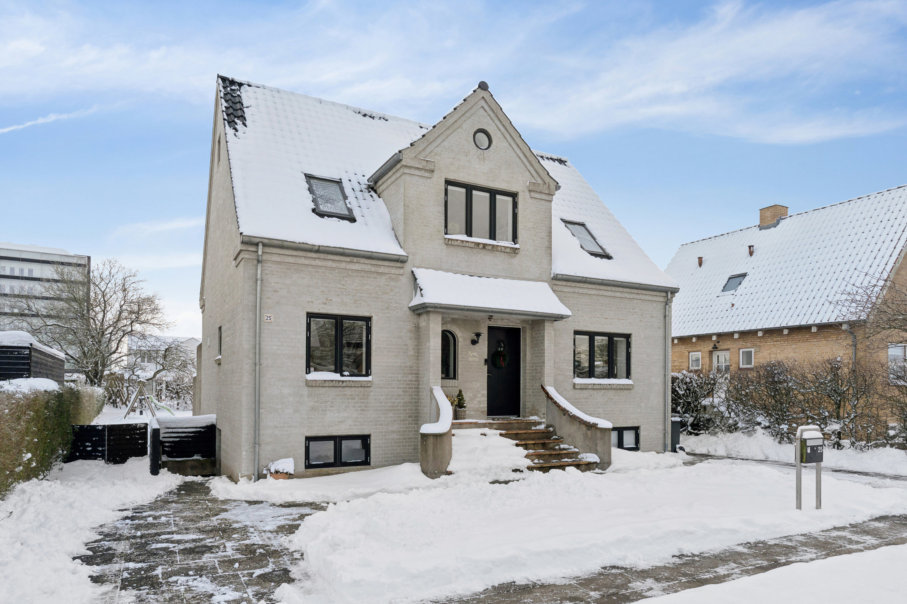 Villa: Set fra vejen på Lars Dyrskjøts Vej 25, 9800 Hjørring