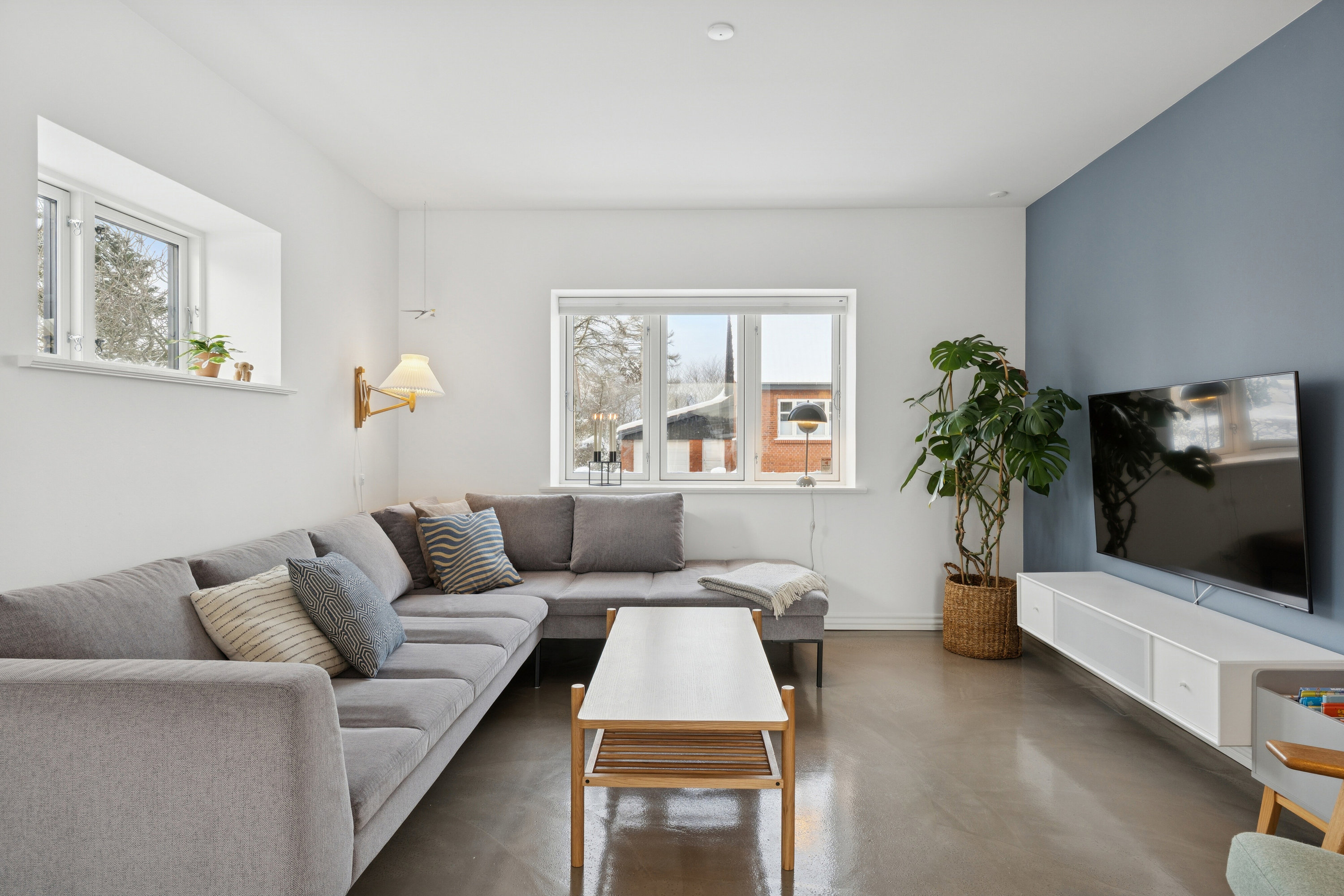 Fremhævet stue billede i fuldskærmstilstand. Billede af Lars Dyrskjøts Vej 25, 9800 Hjørring