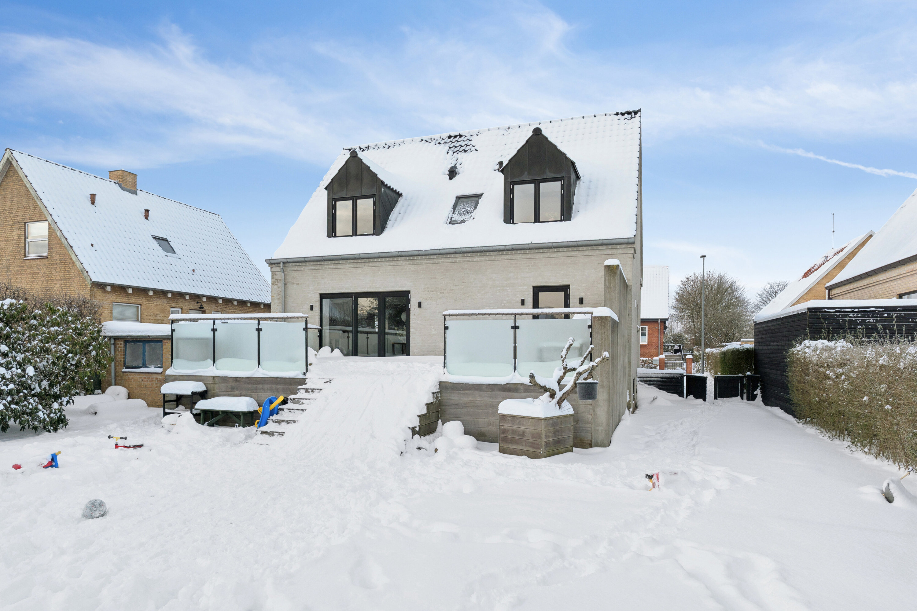 Miniaturebillede 1: set fra vejen. Billede af Lars Dyrskjøts Vej 25, 9800 Hjørring