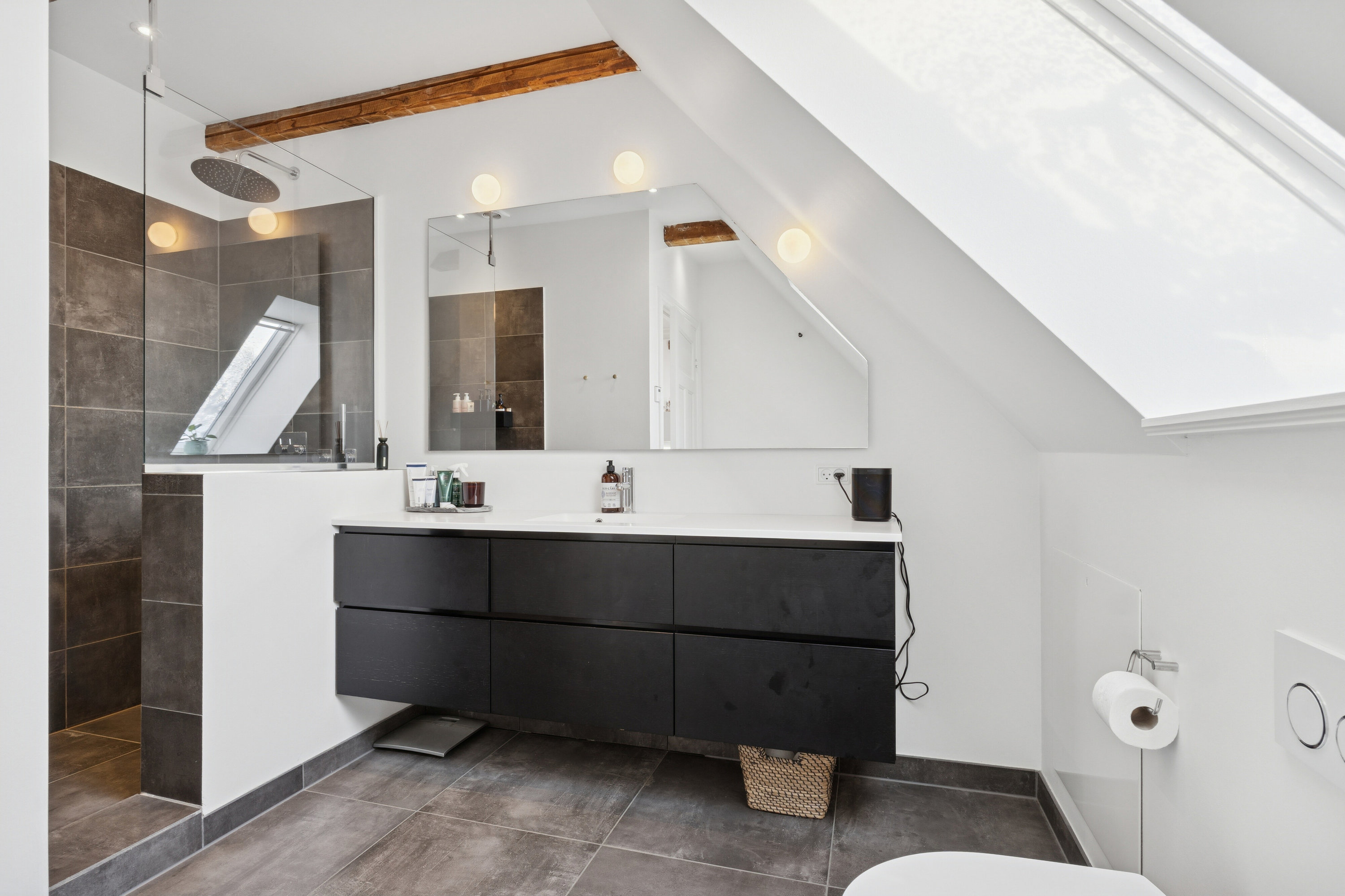 Fremhævet badeværelse billede i fuldskærmstilstand. Billede af Lars Dyrskjøts Vej 25, 9800 Hjørring