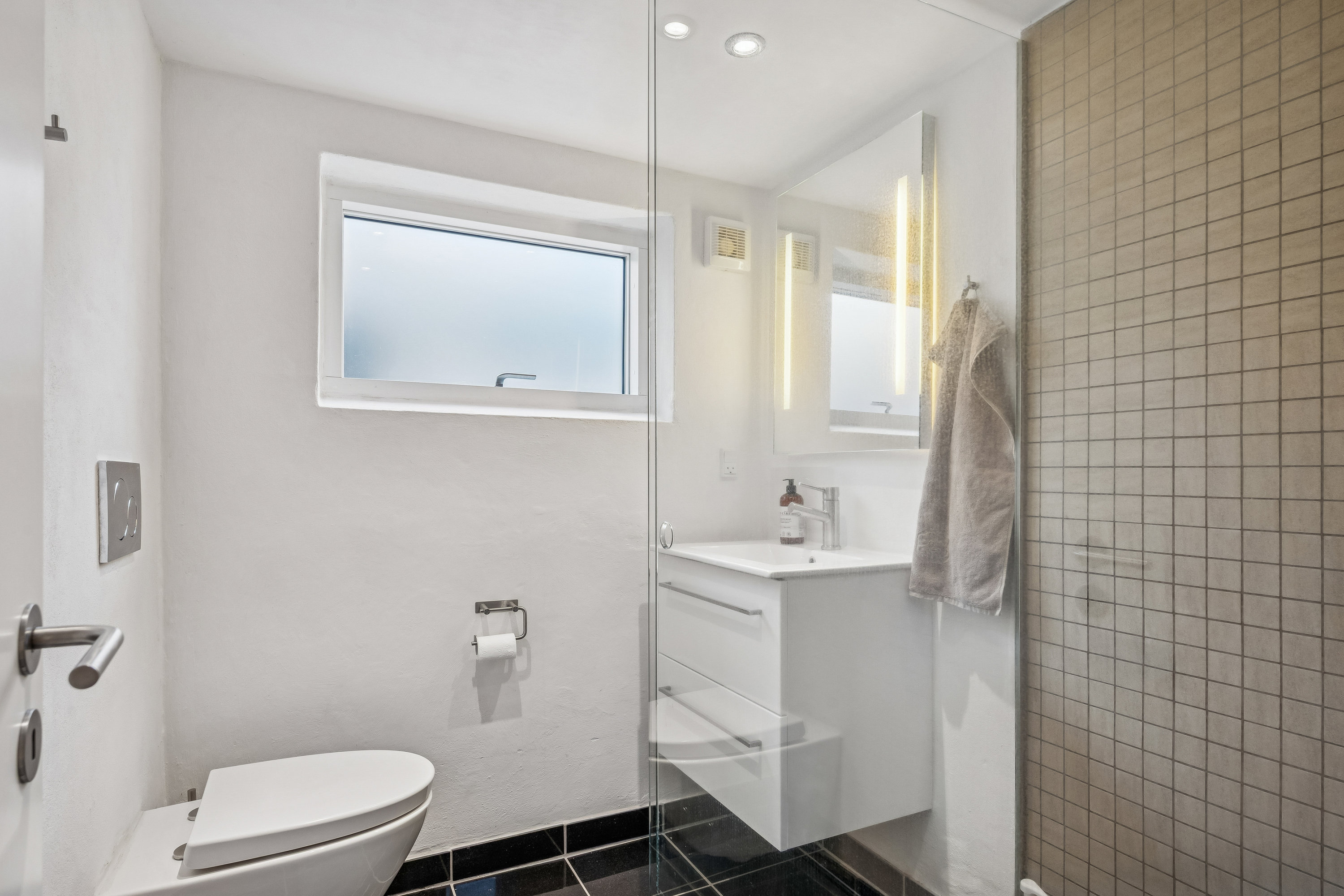 Fremhævet bad billede i fuldskærmstilstand. Billede af Rolsøvej 18, 8240 Risskov