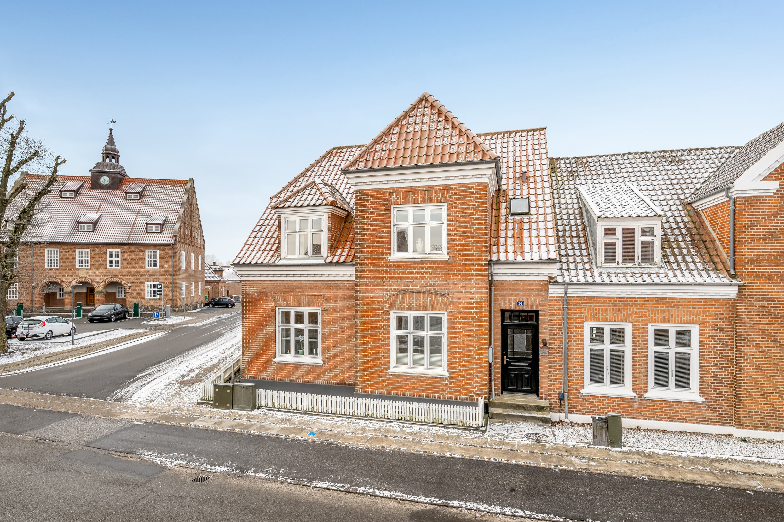 Fremhævet facade billede i fuldskærmstilstand. Billede af Kongevejen 14, 6950 Ringkøbing