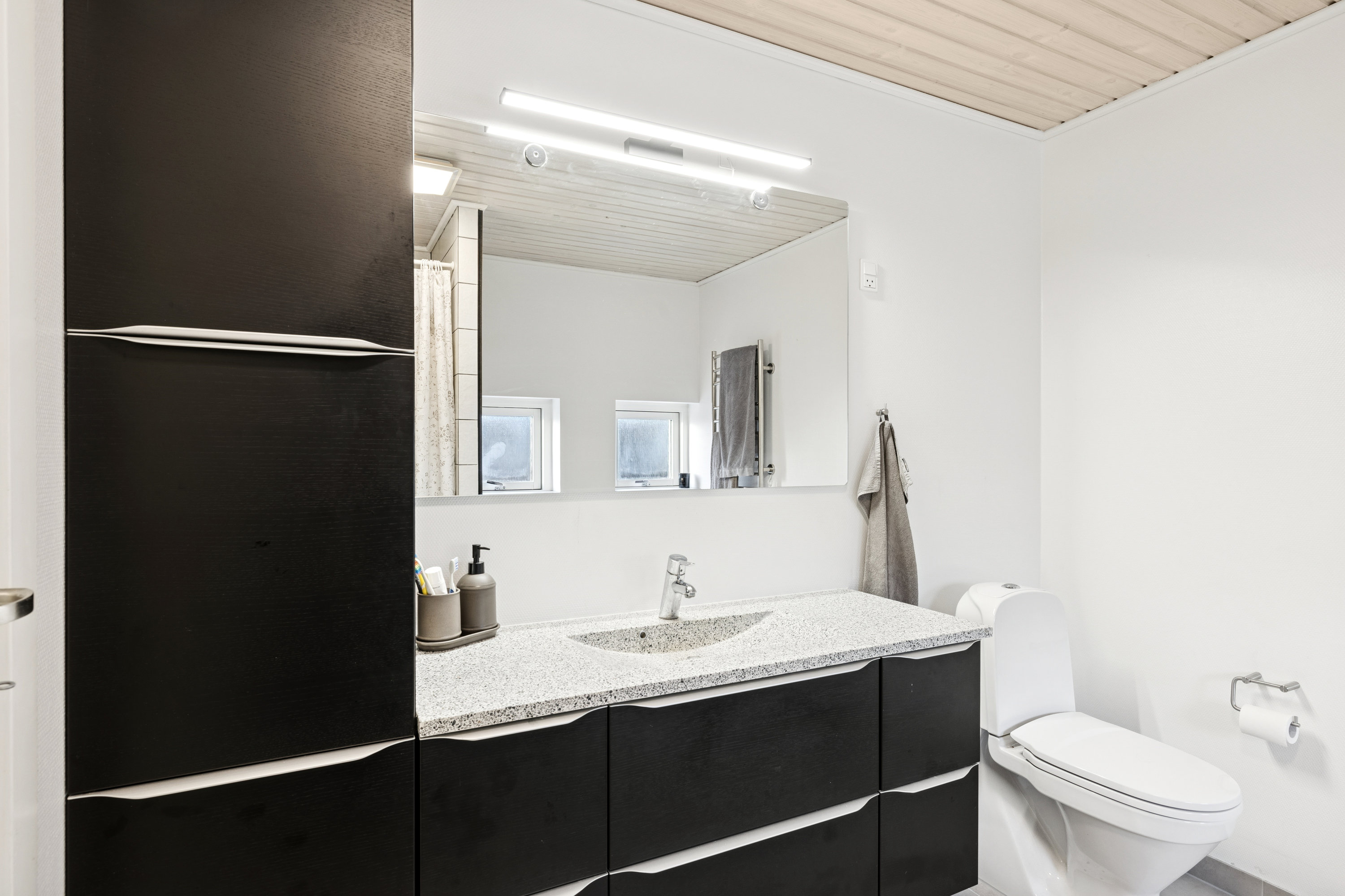 Fremhævet badeværelse billede i fuldskærmstilstand. Billede af Veldsparken 64, Ørum, 8830 Tjele