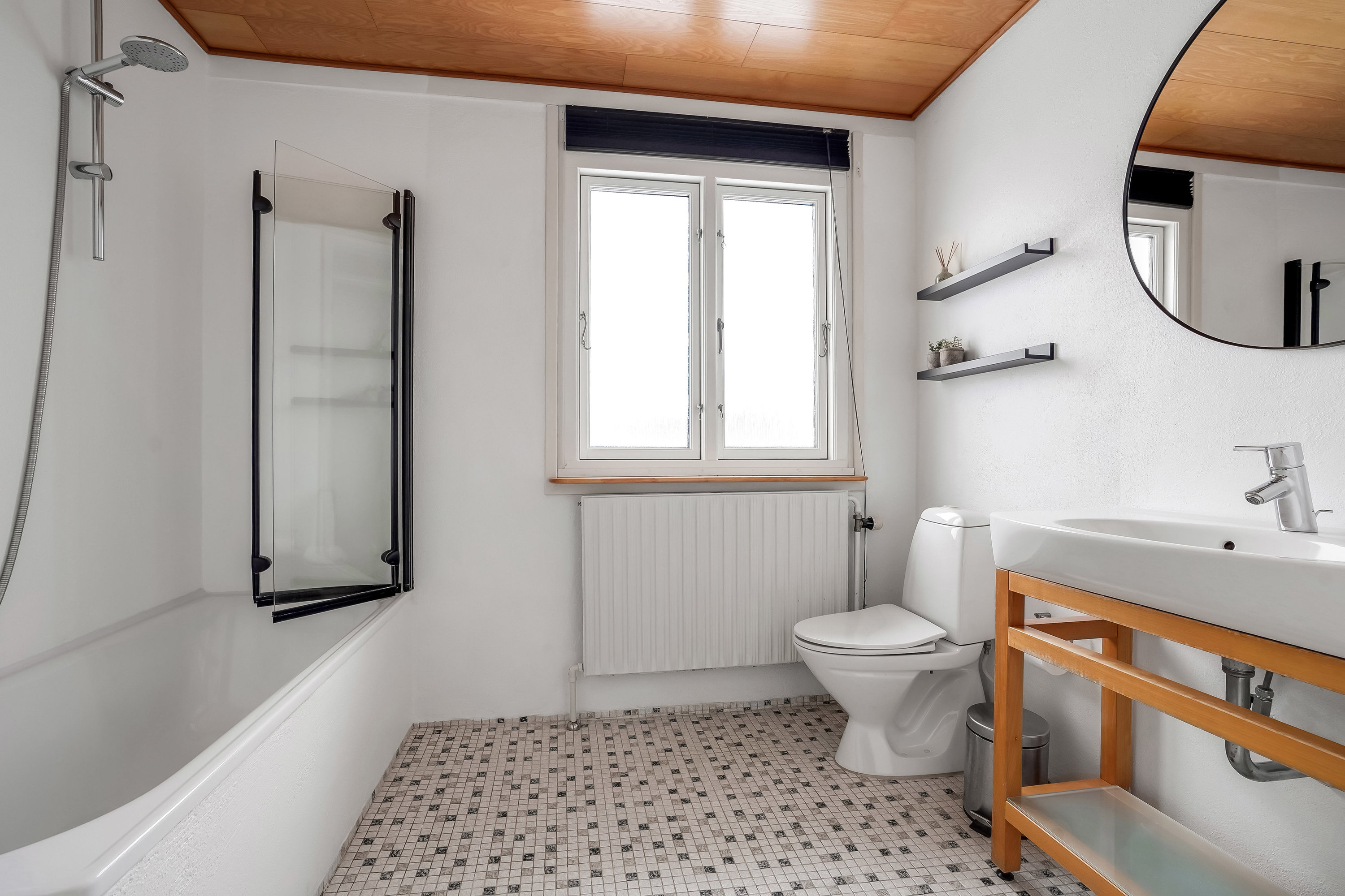 Fremhævet badeværelse billede i fuldskærmstilstand. Billede af Egevænget 108, 7190 Billund