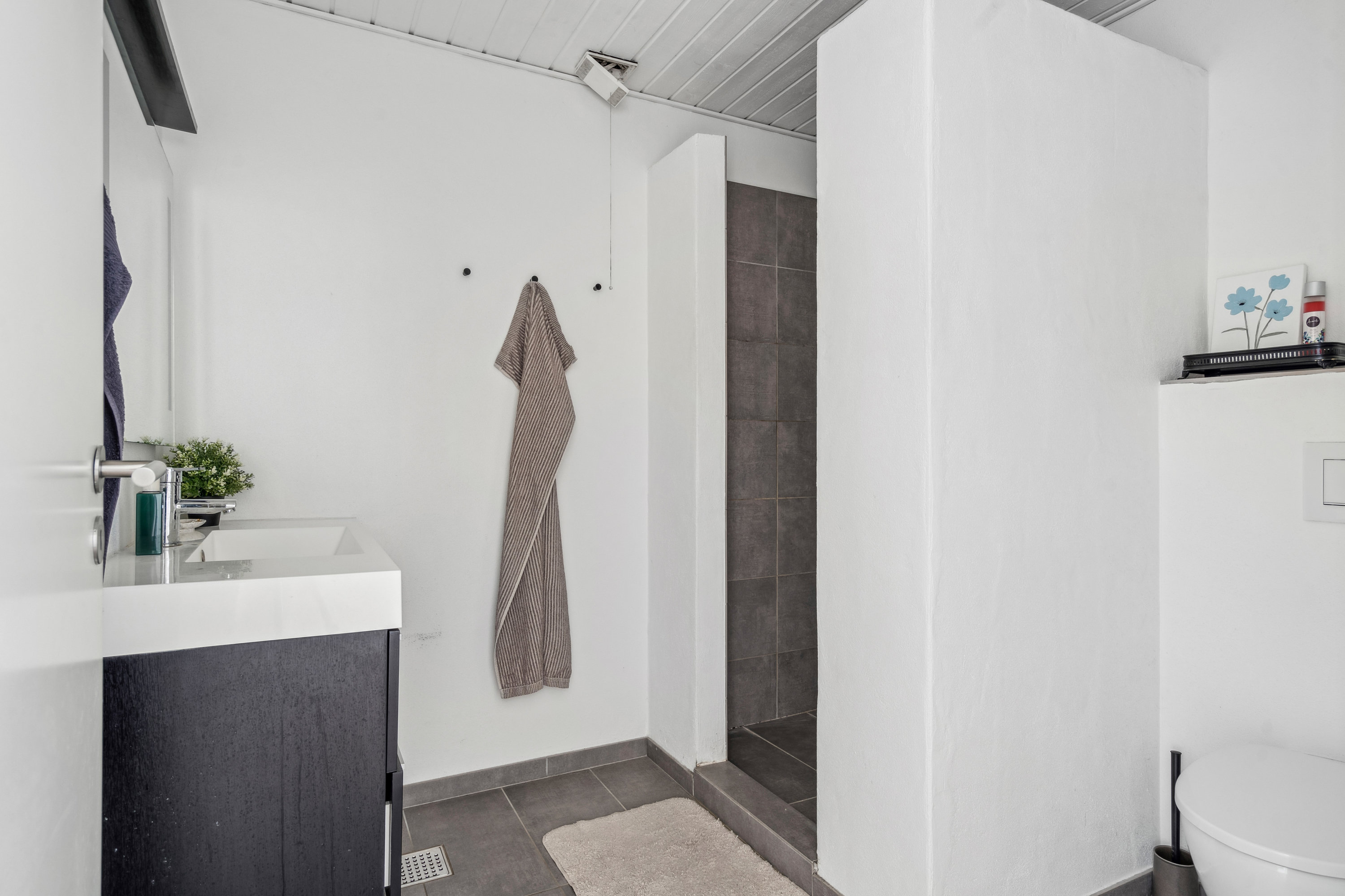 Fremhævet badeværelse billede i fuldskærmstilstand. Billede af Dronningensgade 25A, 9800 Hjørring