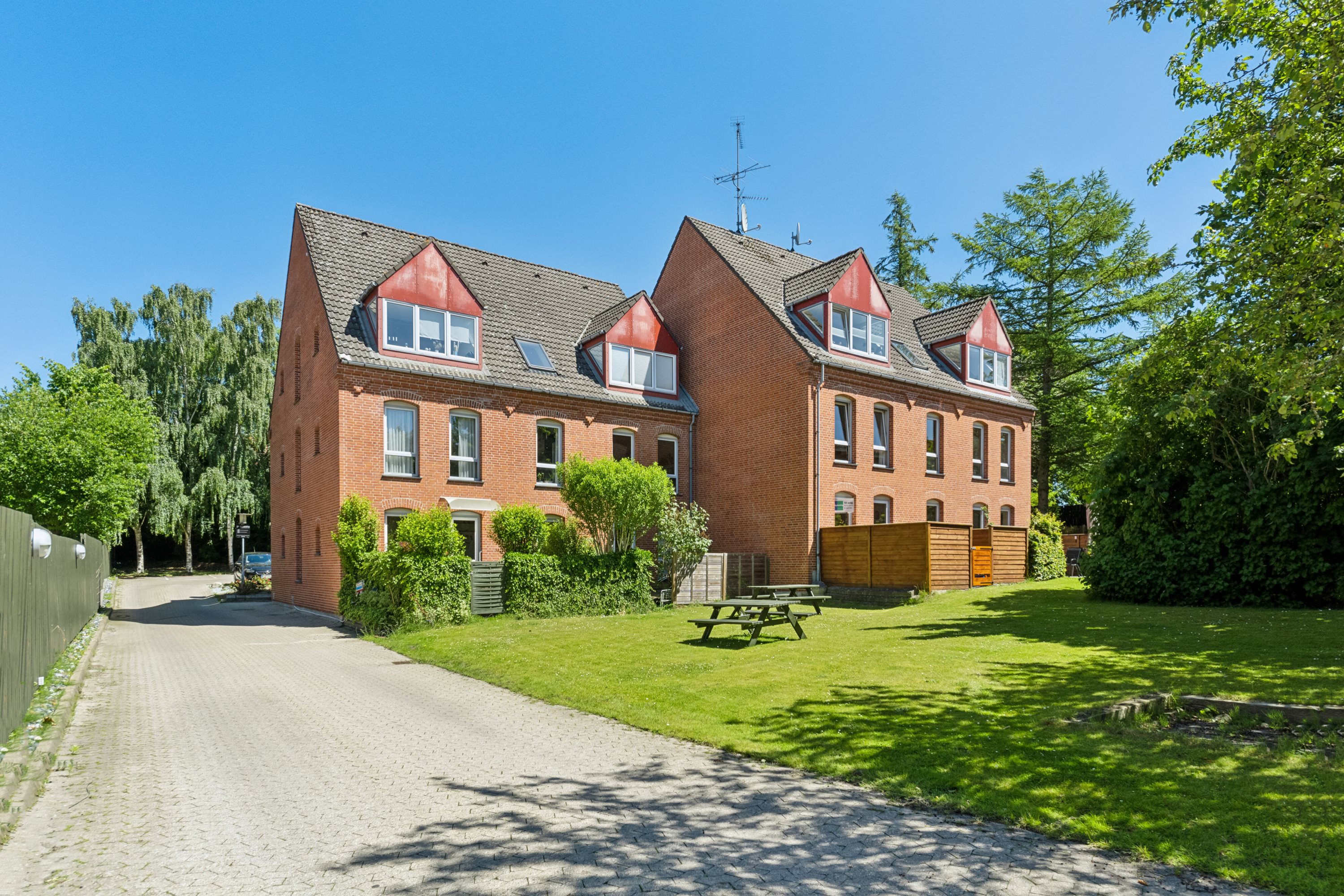 Ejerlejlighed: Set fra vejen på Nordre Jernbanevej 13A, st.. th., 3400 Hillerød