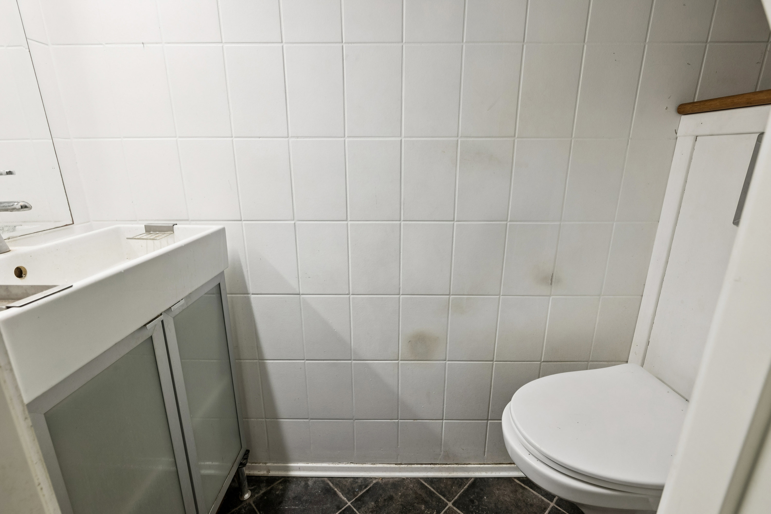 Fremhævet toilet billede i fuldskærmstilstand. Billede af Vester Altan 35, 9500 Hobro