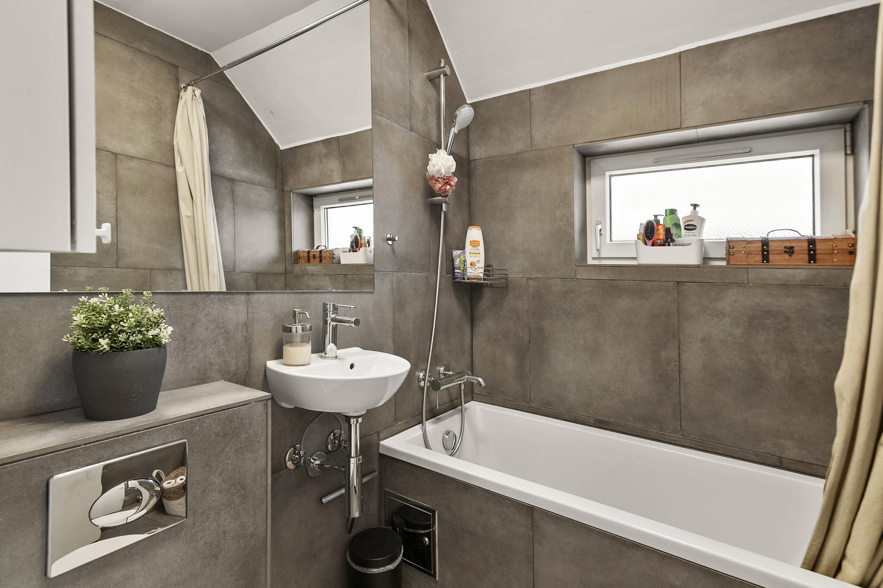 Fremhævet badeværelse billede i fuldskærmstilstand. Billede af Bakkevænget 15, Risvangen, 8200 Aarhus N