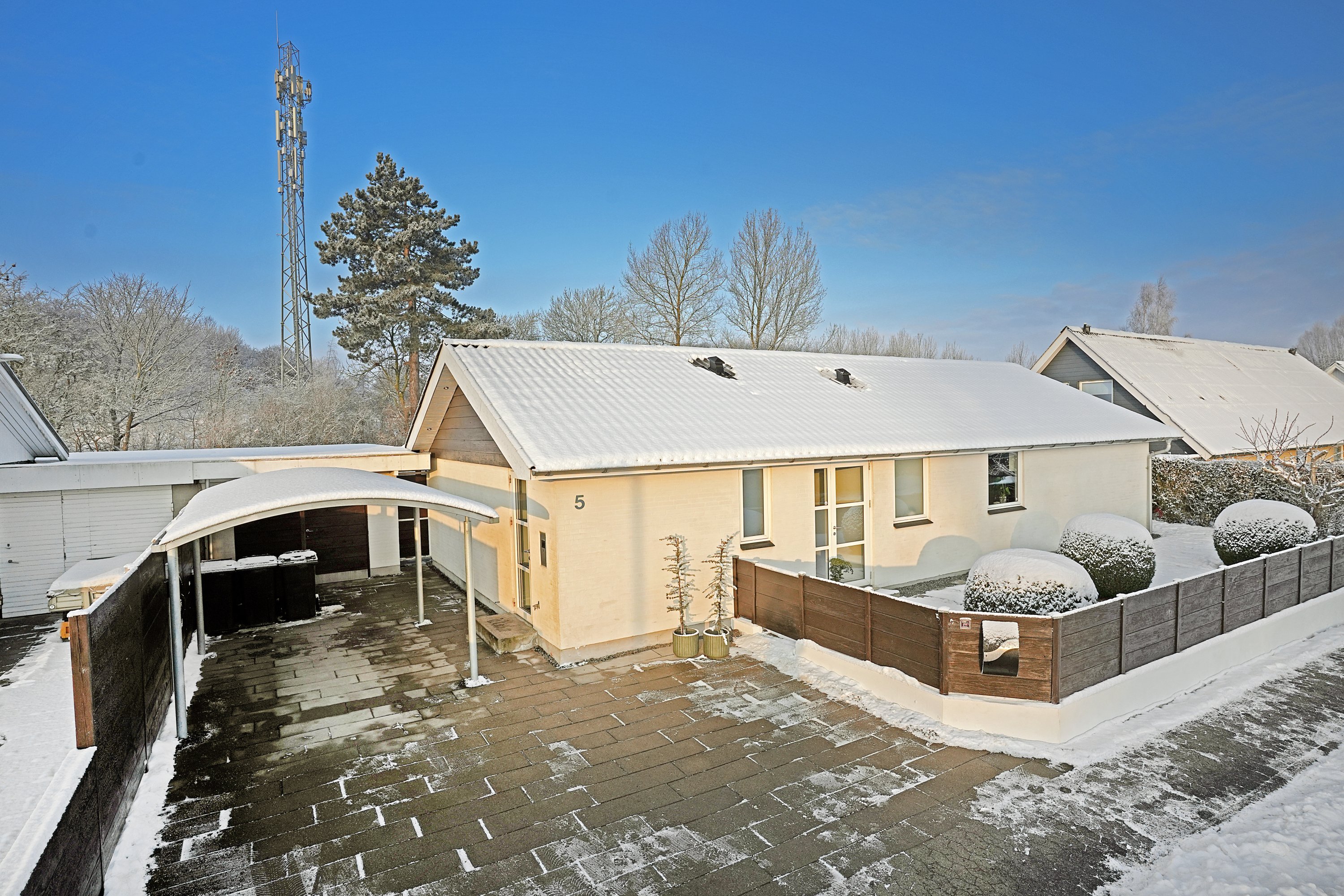 Fremhævet ejendommen billede i fuldskærmstilstand. Billede af Damtoften 5, 2680 Solrød Strand