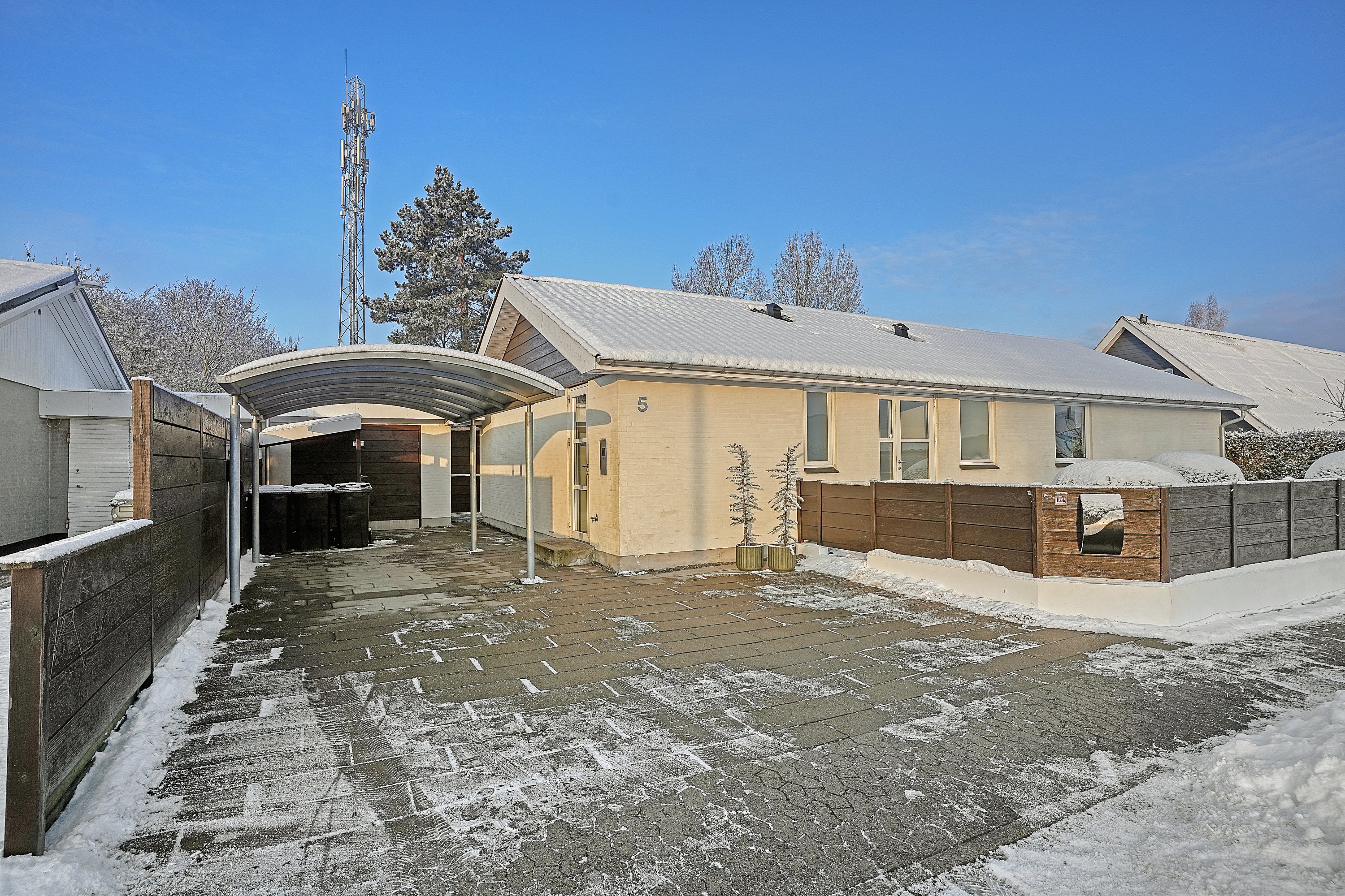 Fremhævet ejendommen billede i fuldskærmstilstand. Billede af Damtoften 5, 2680 Solrød Strand