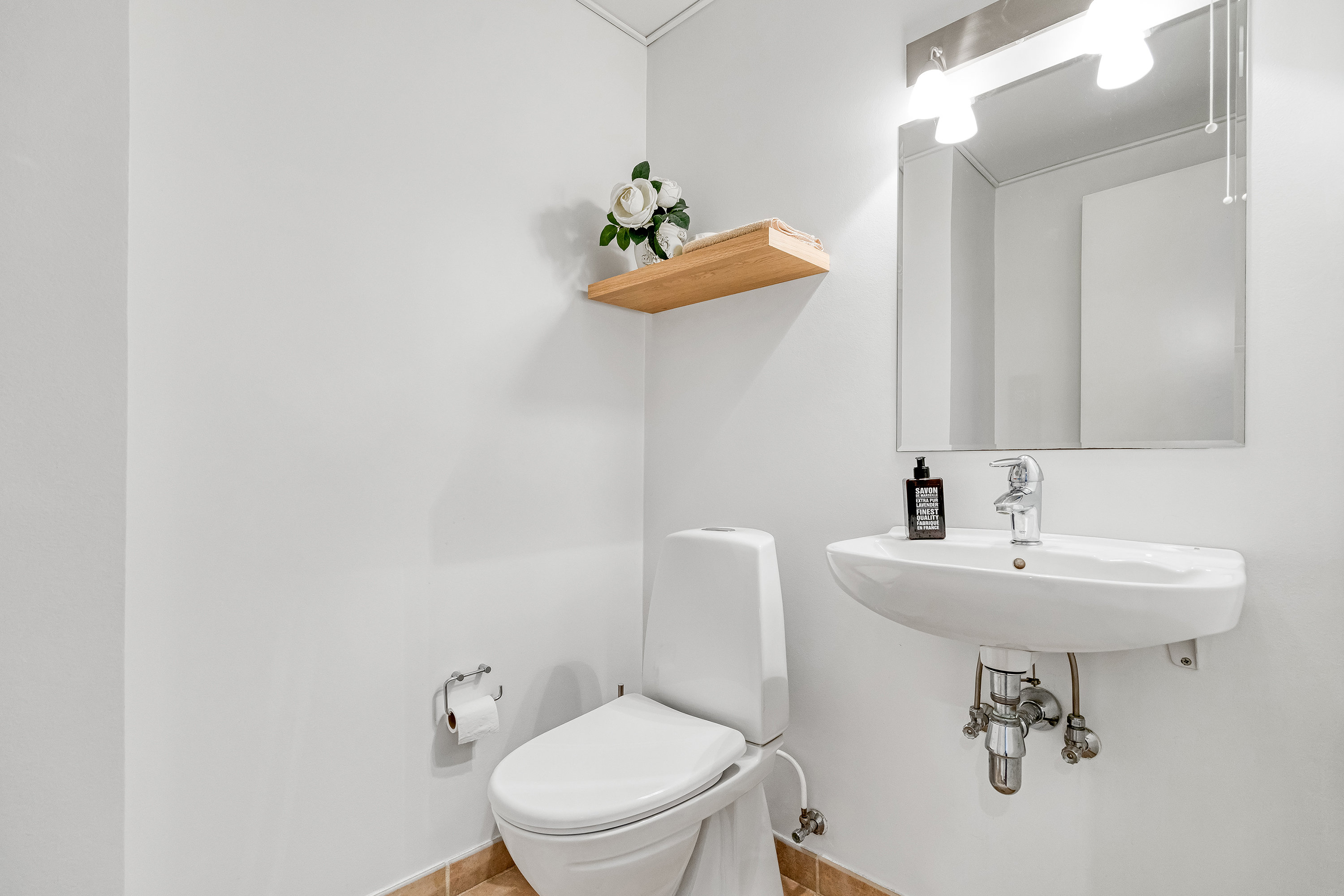 Fremhævet toilet billede i fuldskærmstilstand. Billede af Rytterbakken 3, 3650 Ølstykke