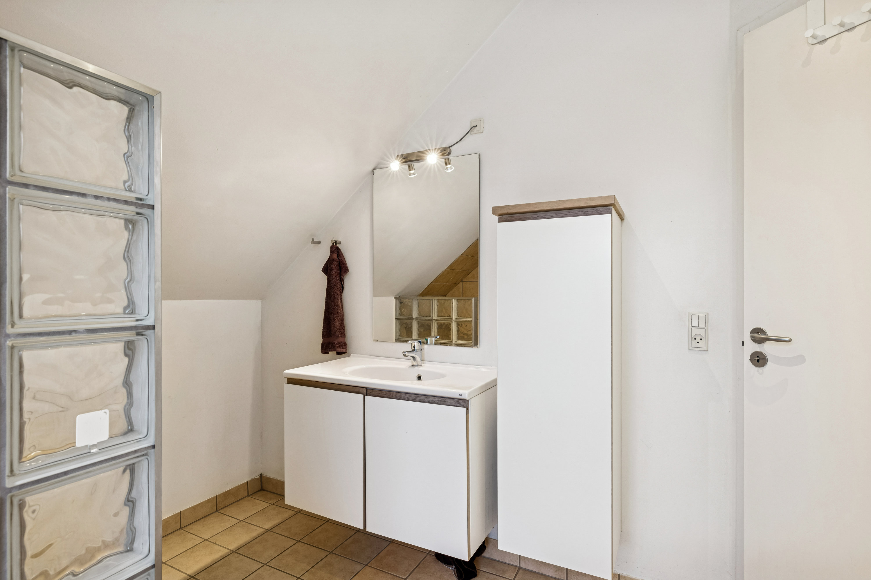 Fremhævet badeværelse billede i fuldskærmstilstand. Billede af Mælkevejen 7, 8541 Skødstrup