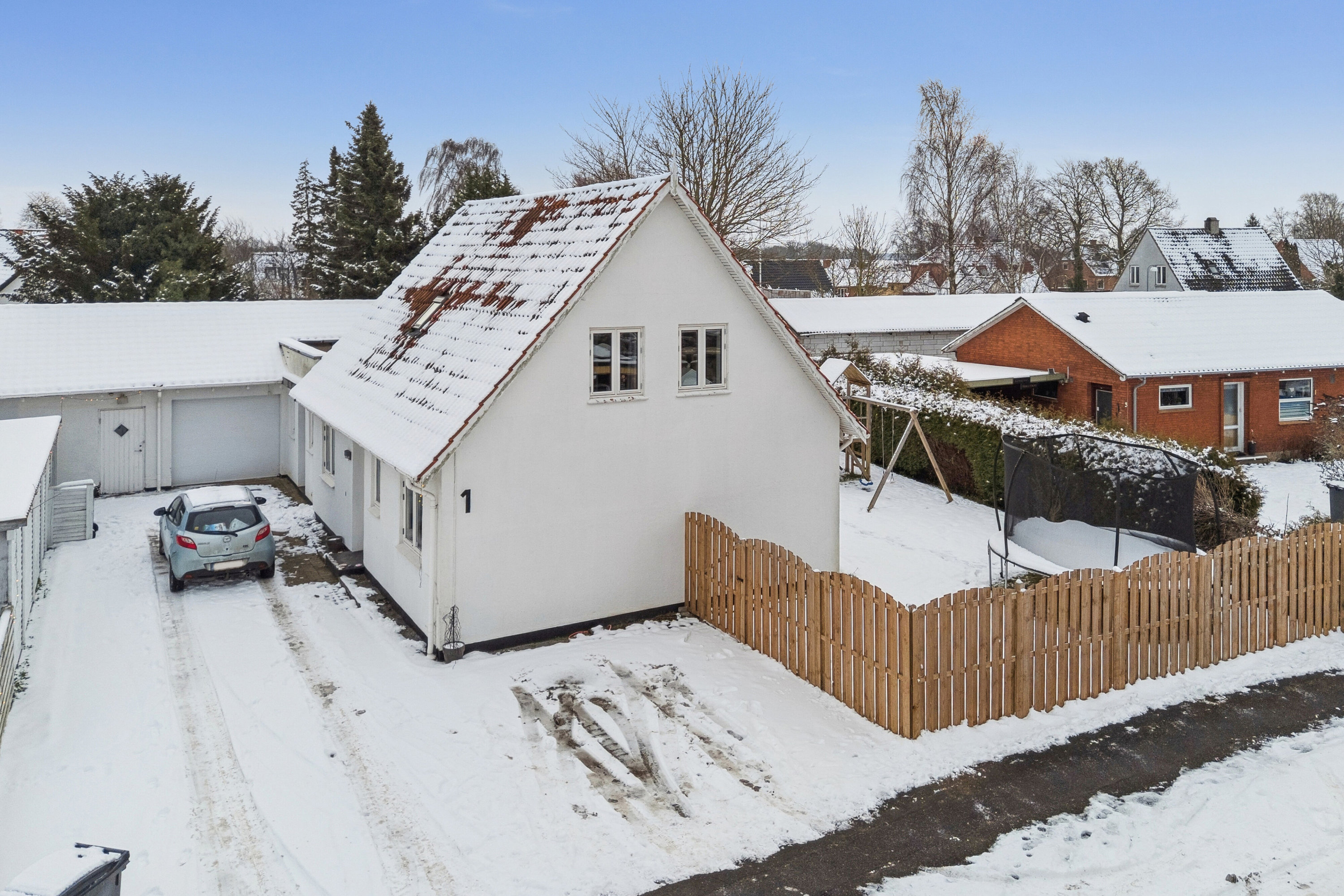 Fremhævet set fra vejen billede i fuldskærmstilstand. Billede af Birkevej 1, Ubby, 4490 Jerslev Sjælland