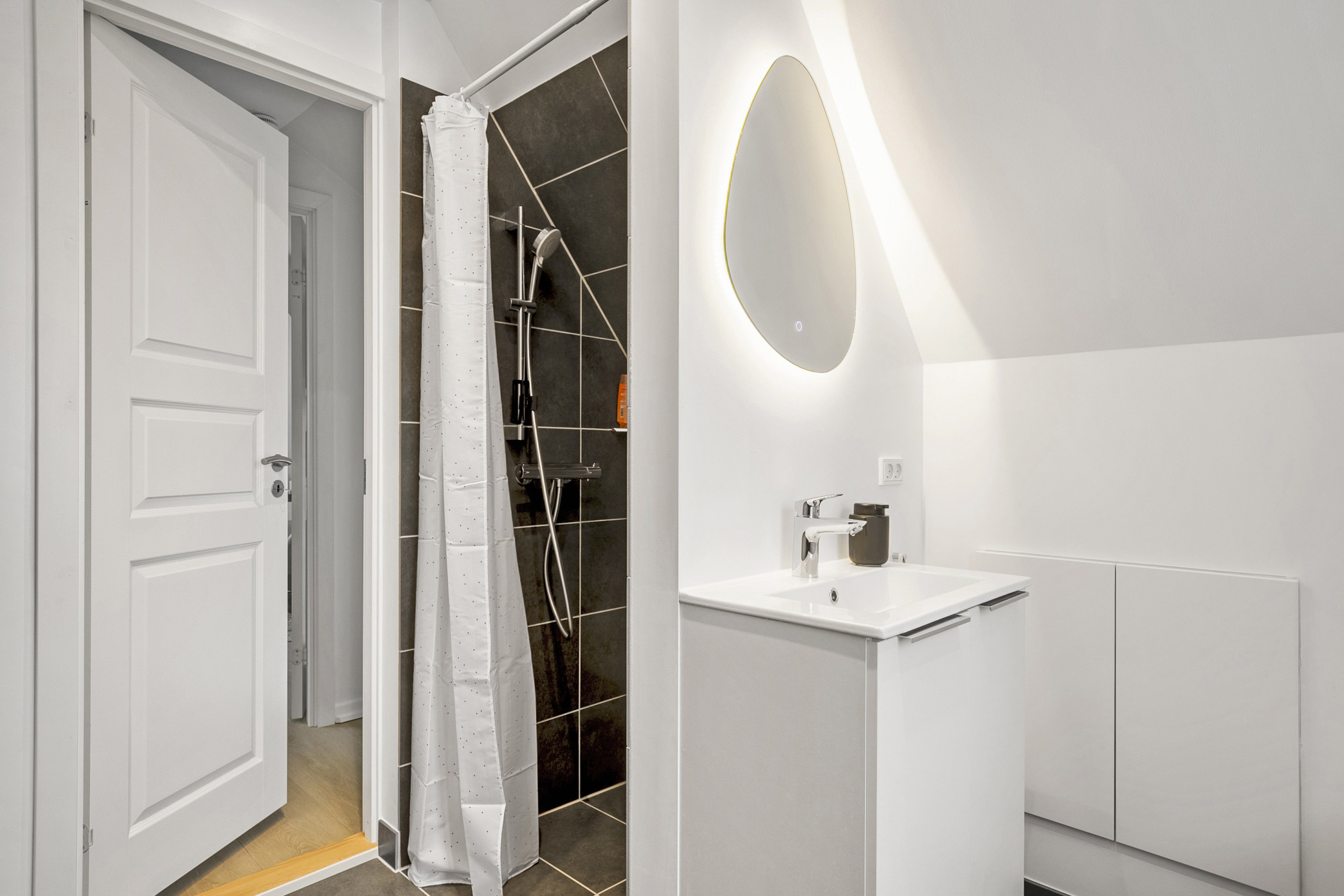 Fremhævet badeværelse billede i fuldskærmstilstand. Billede af Helsingborggade 27, 5000 Odense C