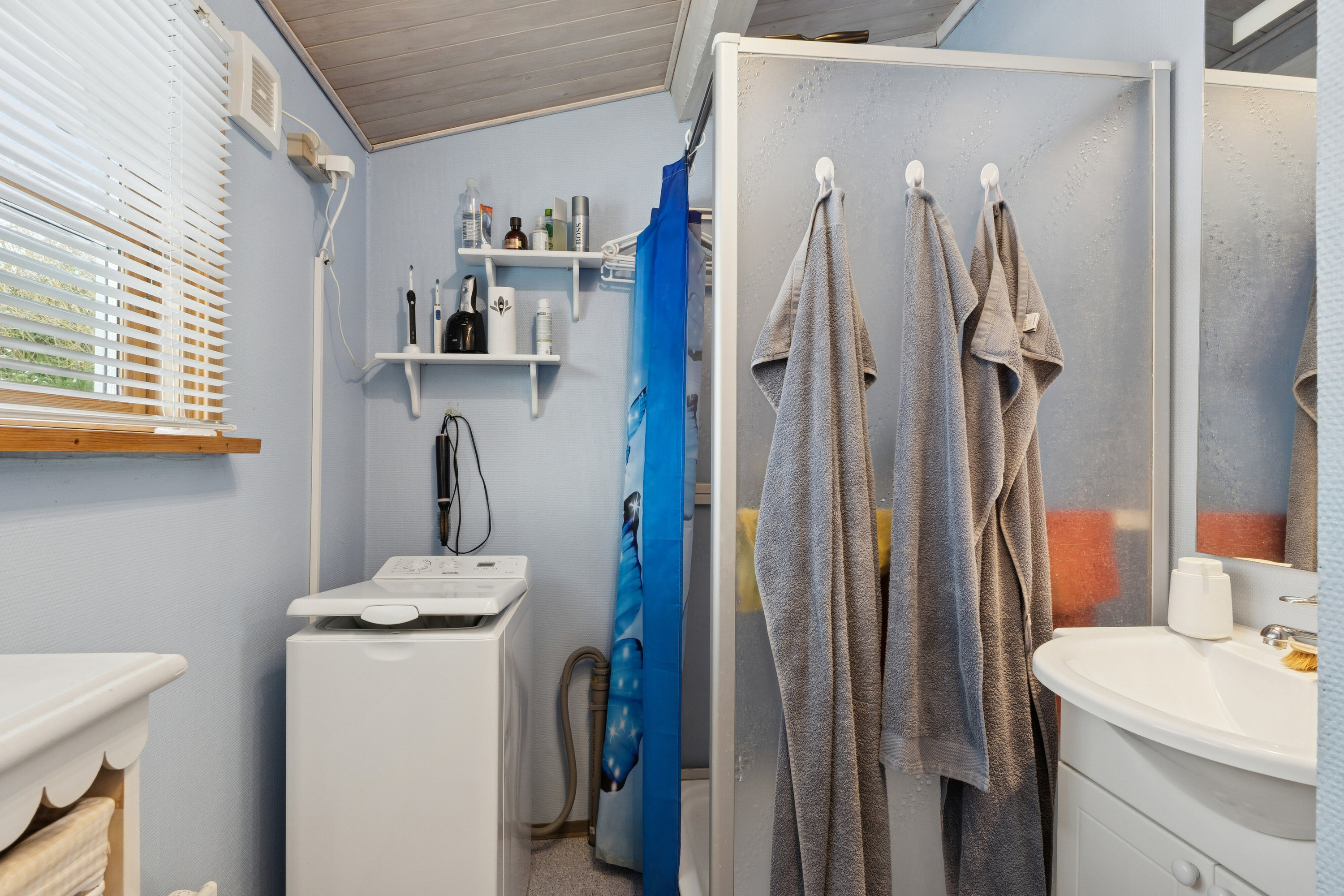 Fremhævet badeværelse billede i fuldskærmstilstand. Billede af Møllebakken 30, 4793 Bogø By