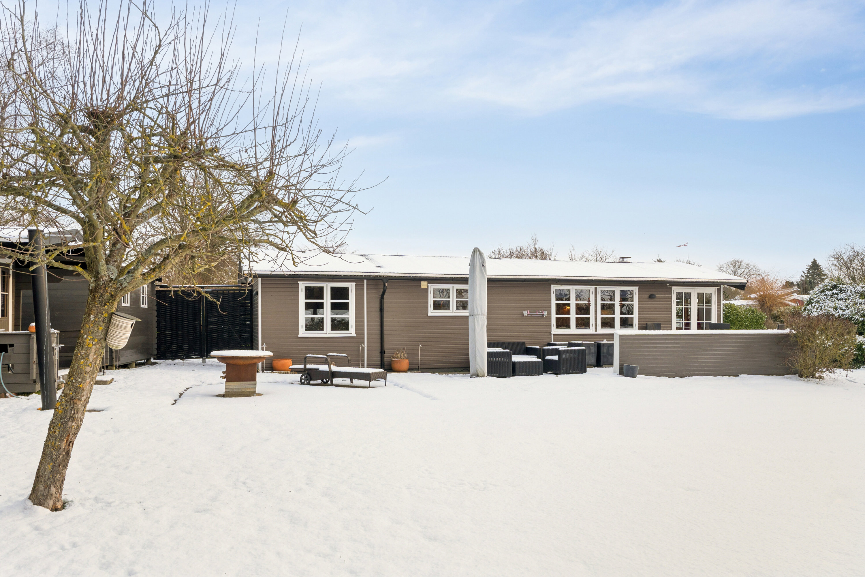 Fremhævet set fra haven billede i fuldskærmstilstand. Billede af Møllebakken 30, 4793 Bogø By