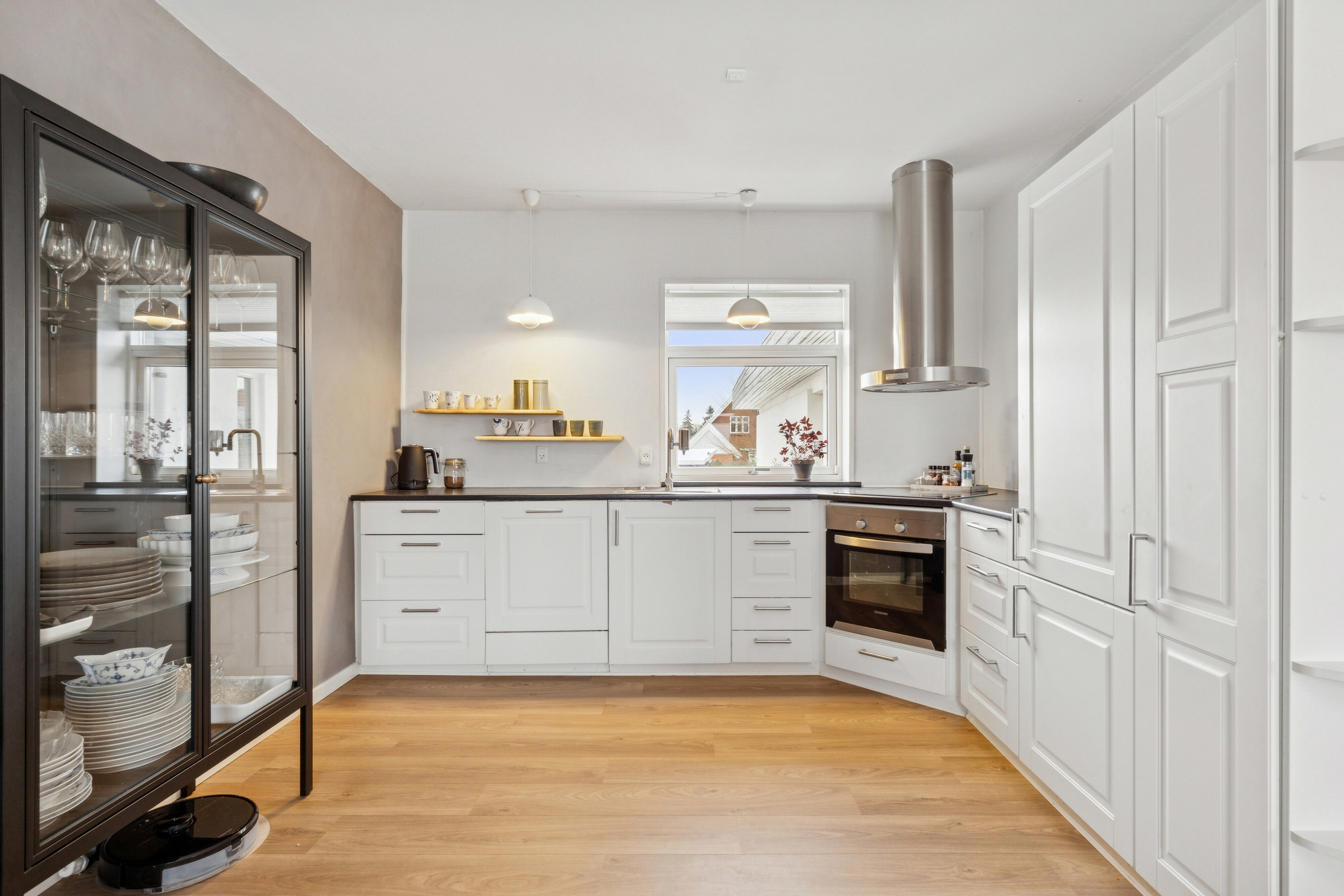 Fremhævet køkken billede i fuldskærmstilstand. Billede af Margrethelundsvej 1, 5700 Svendborg