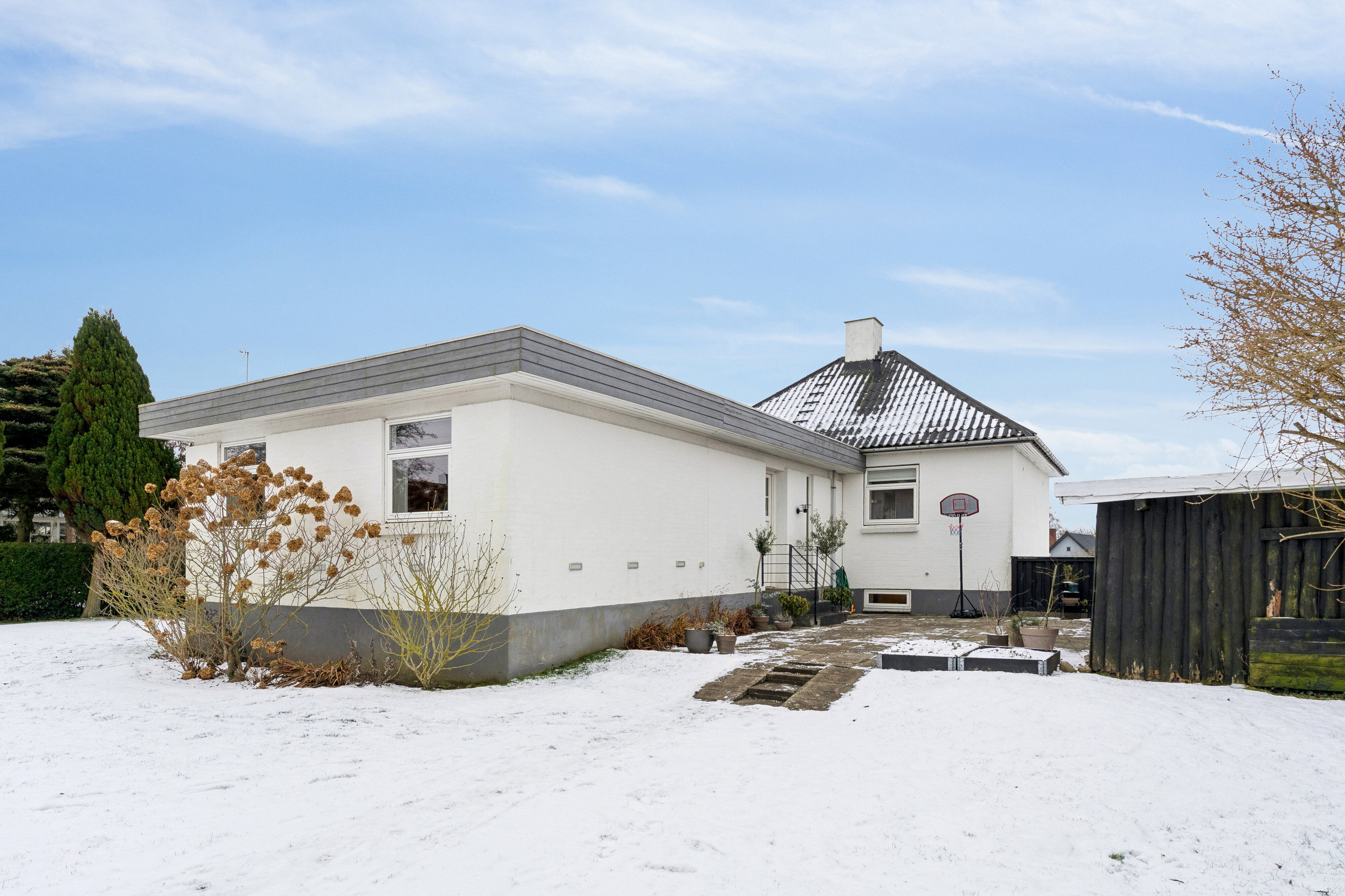 Miniaturebillede 1: set fra vejen. Billede af Margrethelundsvej 1, 5700 Svendborg