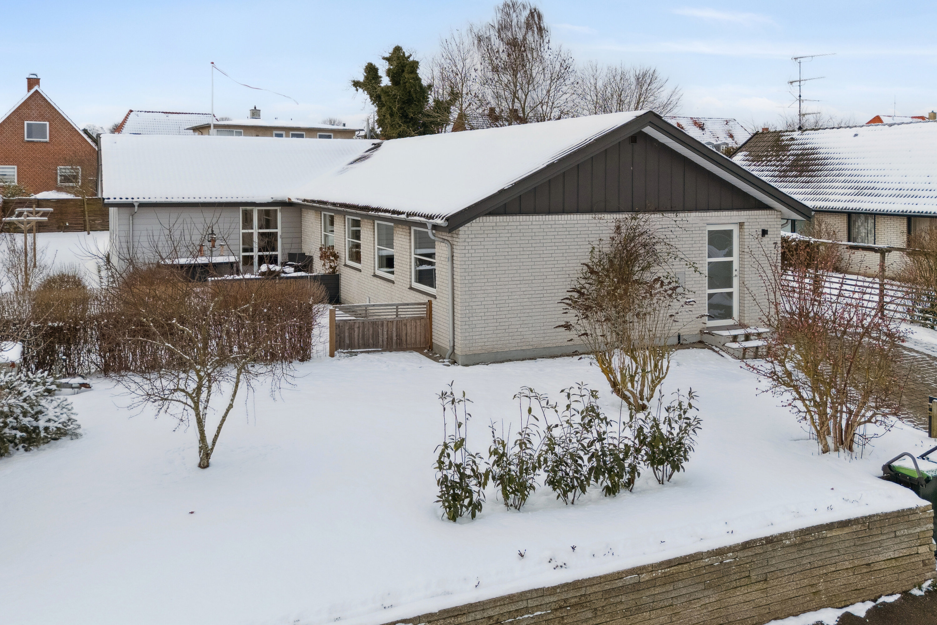 Fremhævet set fra vejen billede i fuldskærmstilstand. Billede af Rolighedsvej 7, 4070 Kirke Hyllinge