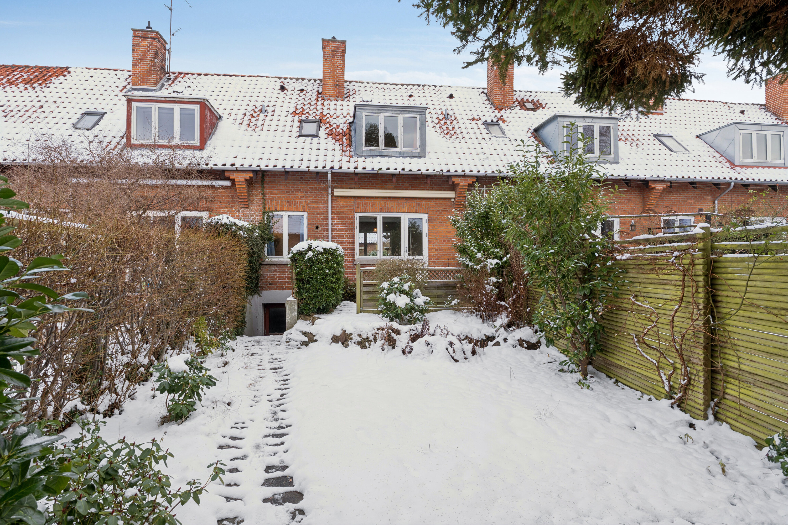 Miniaturebillede 1: set fra haven. Billede af Lyngtoften 20, 2800 Kongens Lyngby