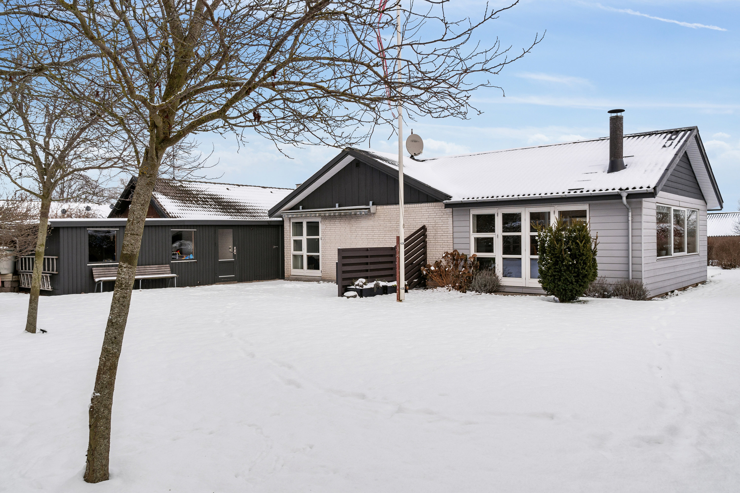 Fremhævet set fra haven billede i fuldskærmstilstand. Billede af Rolighedsvej 7, 4070 Kirke Hyllinge