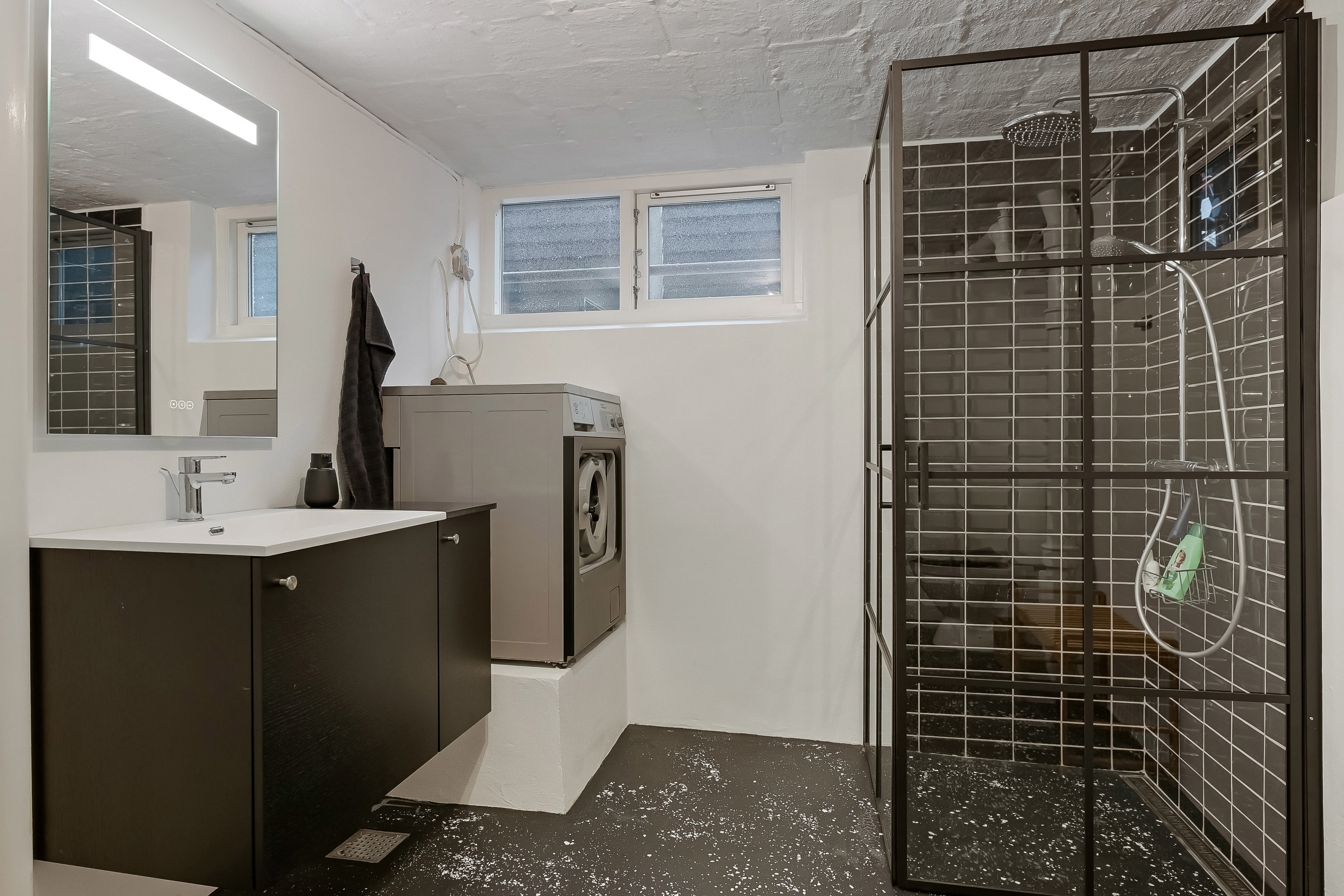 Fremhævet badeværelse billede i fuldskærmstilstand. Billede af Peder Gydes Vej 25, 6700 Esbjerg