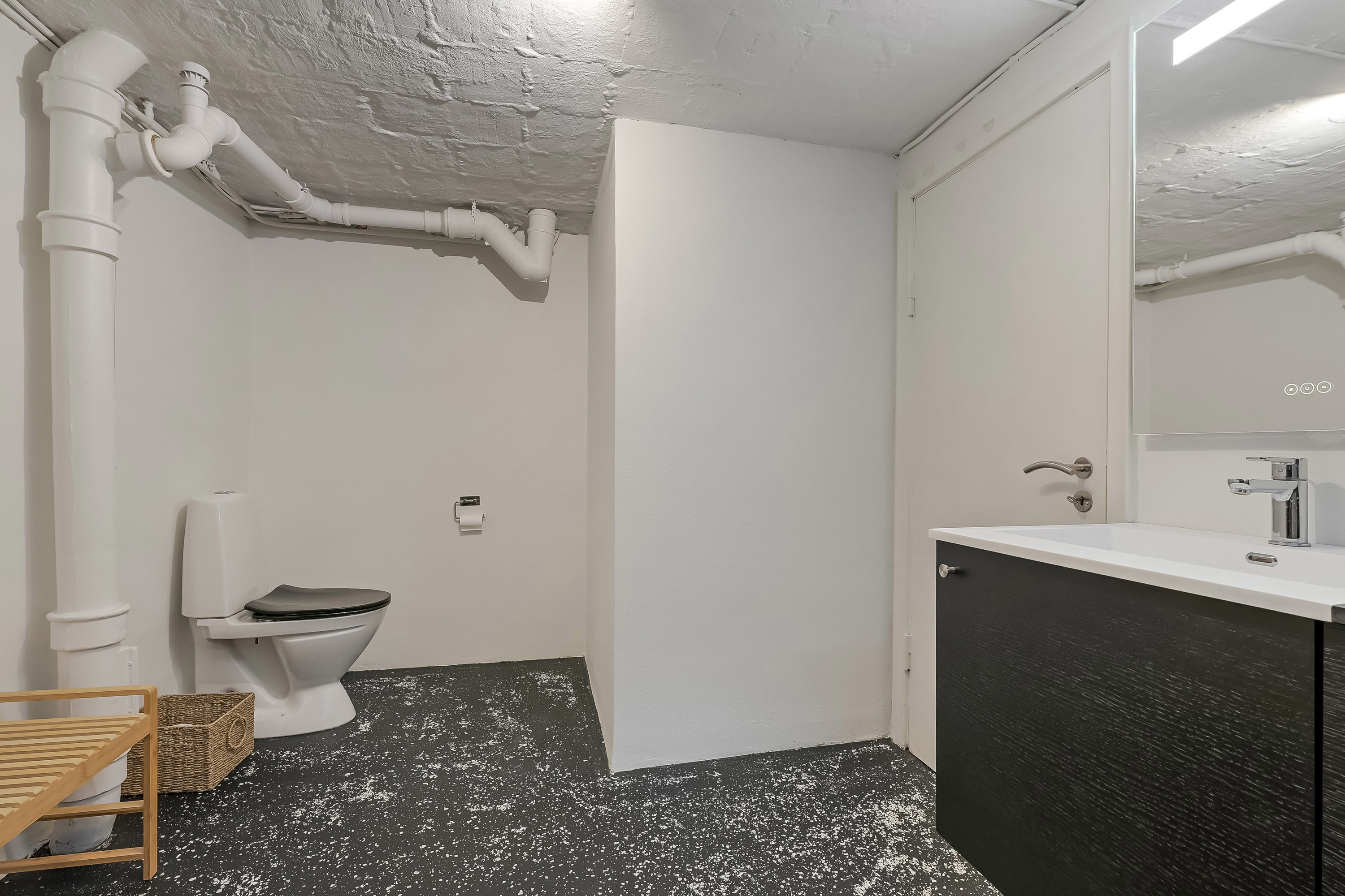 Fremhævet toilet billede i fuldskærmstilstand. Billede af Peder Gydes Vej 25, 6700 Esbjerg