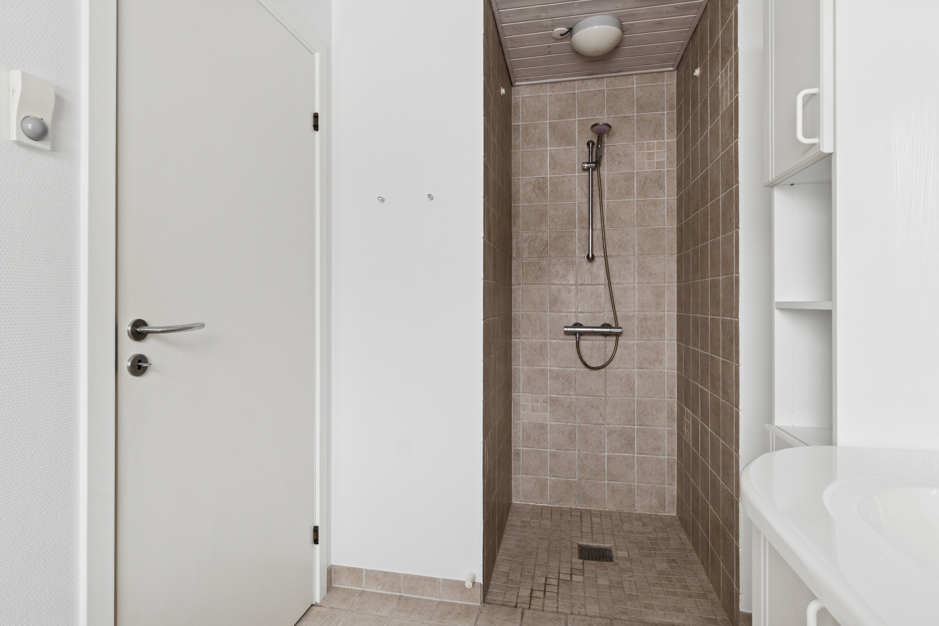 Fremhævet badeværelse billede i fuldskærmstilstand. Billede af Blomstervænget 86, 4550 Asnæs