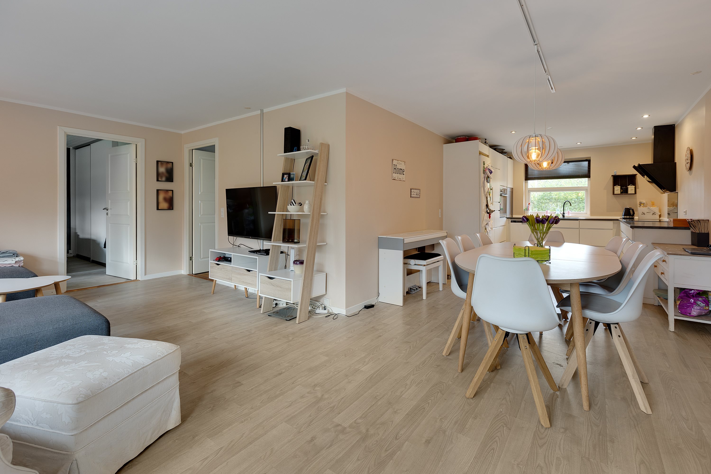 Fremhævet stue billede i fuldskærmstilstand. Billede af Refmosevej 1B, Fløng, 2640 Hedehusene