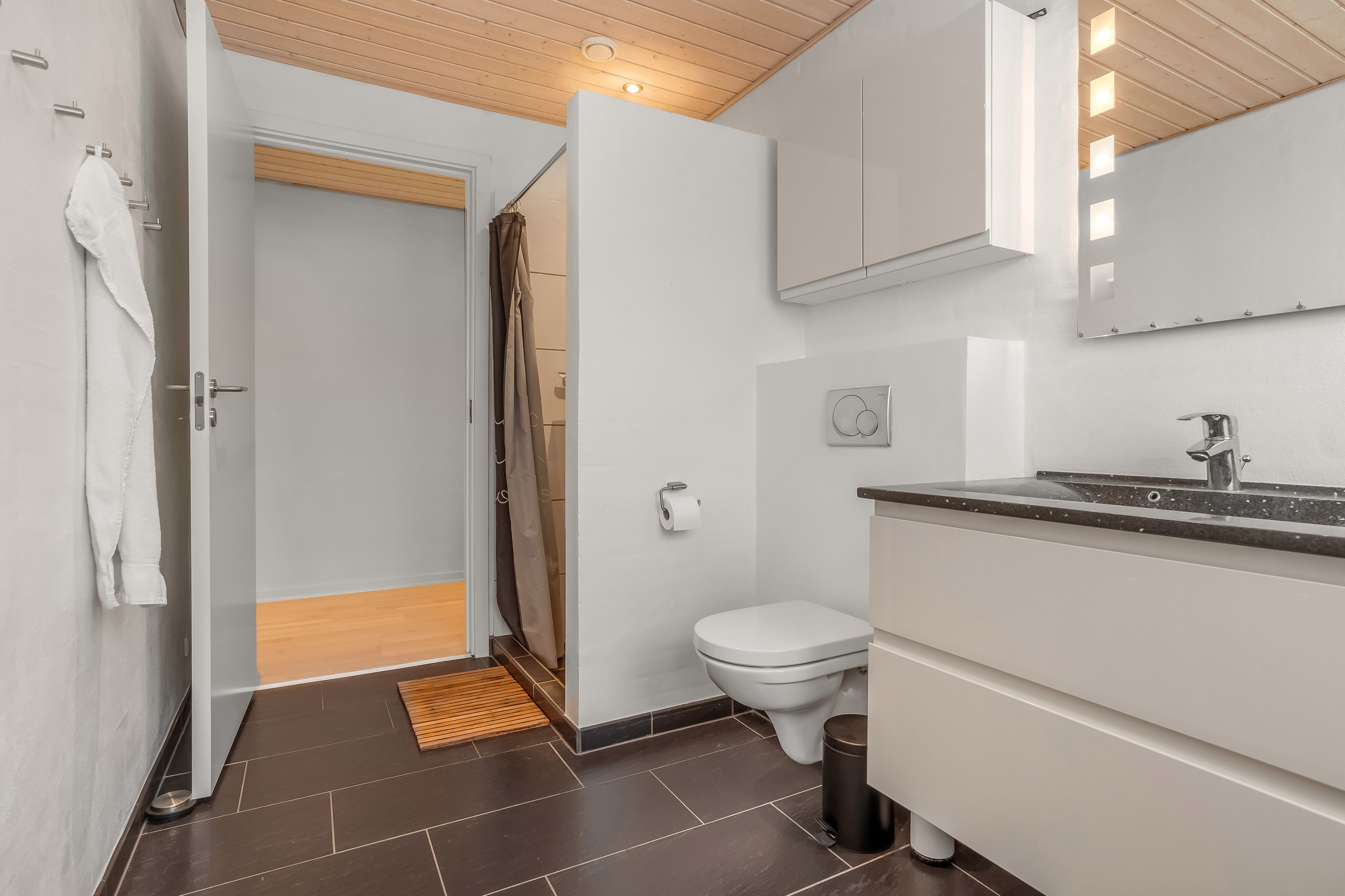 Fremhævet badeværelse billede i fuldskærmstilstand. Billede af Under Egen 16, Halgårde, 7500 Holstebro